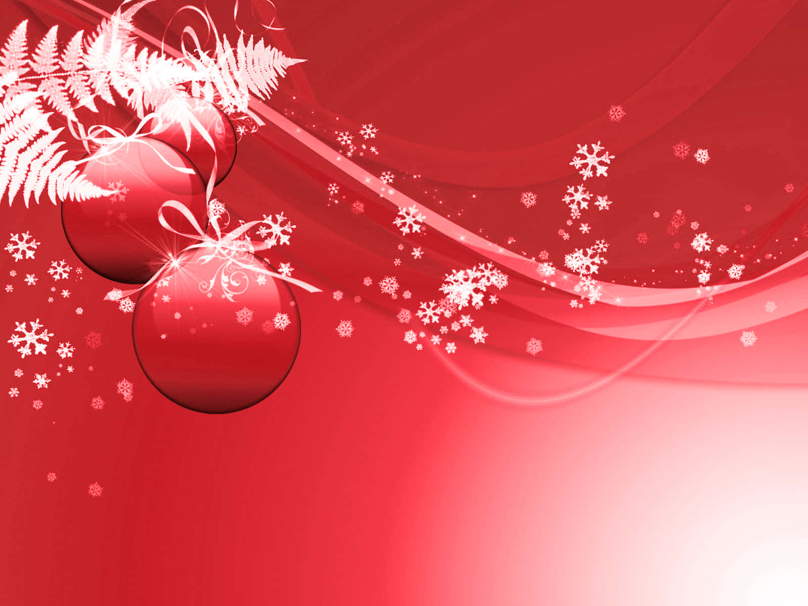 Red Aesthetic Christmas 桌布 壁紙 — 充滿活力的紅色背景，帶有光澤的裝飾品、蕨類植物和雪花，以對角線流動的節日設計。