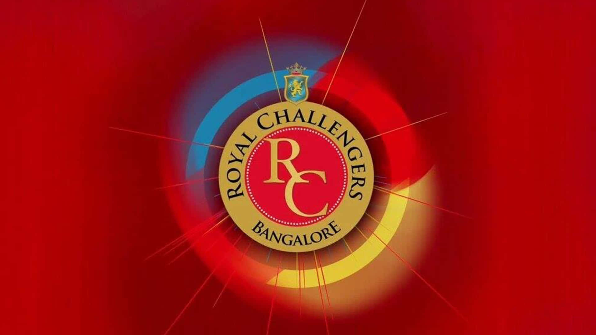 Rcb 桌布 壁紙 — 充滿活力的紅色背景在皇家挑戰者班加羅爾板球隊標誌周圍散發出光芒，並帶有金色和藍色點綴。