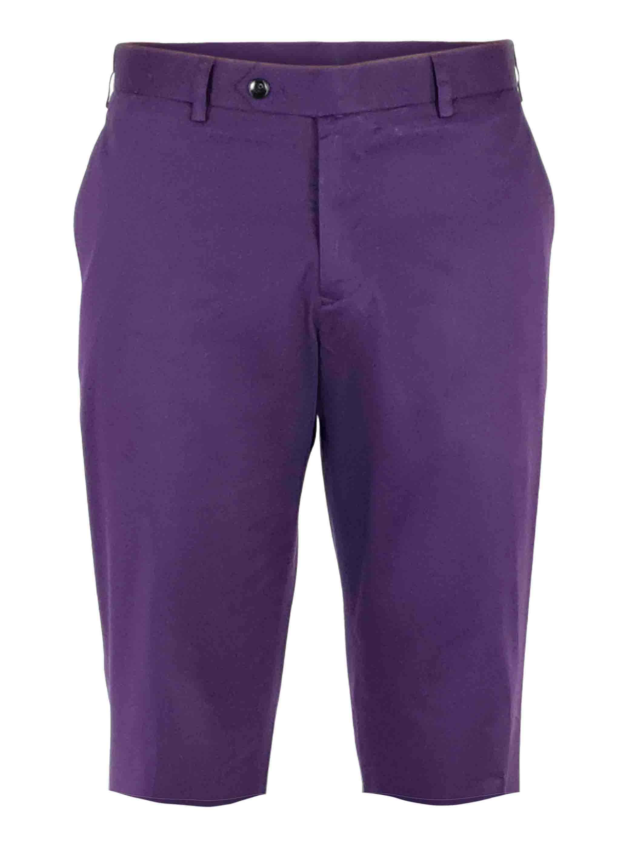 Purple Shorts 桌布 壁紙 — 充滿活力的紫色七分褲，配有腰帶環和鈕扣腰帶，展示在潔白的背景上。