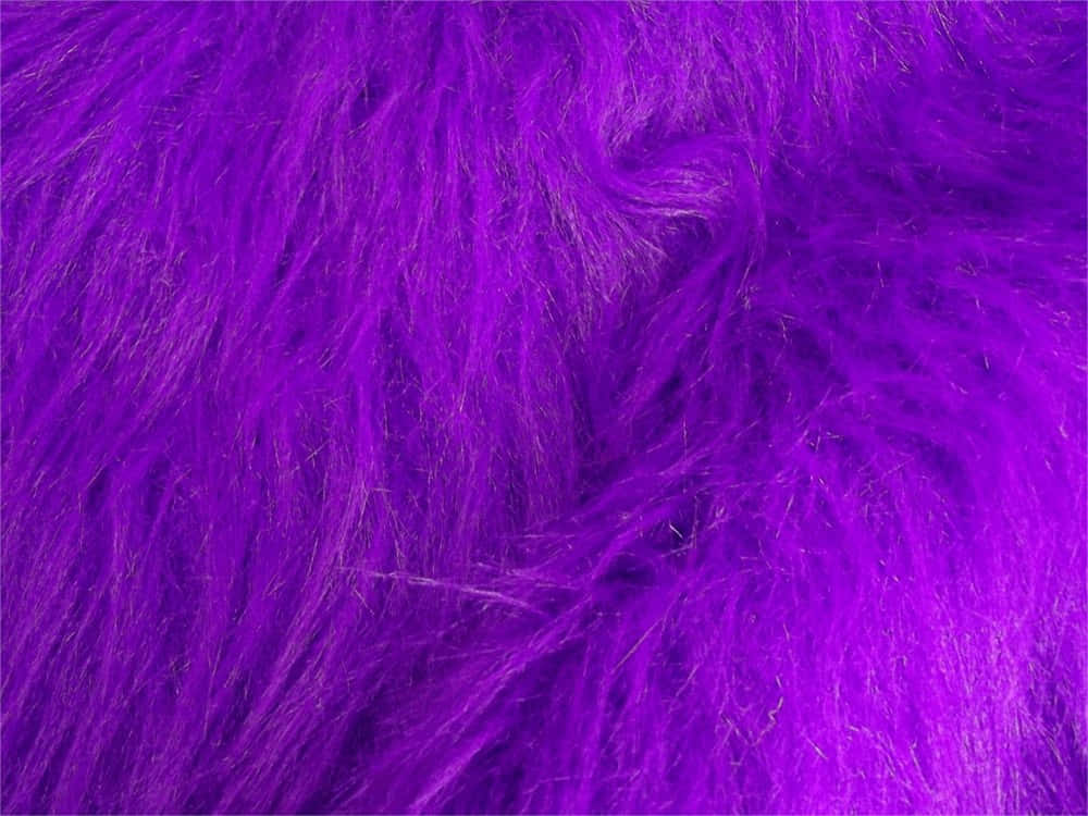 Purple Faux Fur 桌布 壁紙 — 充滿活力的紫色人造毛皮特寫，帶有柔軟質感的絨毛和微妙的銀色亮點。