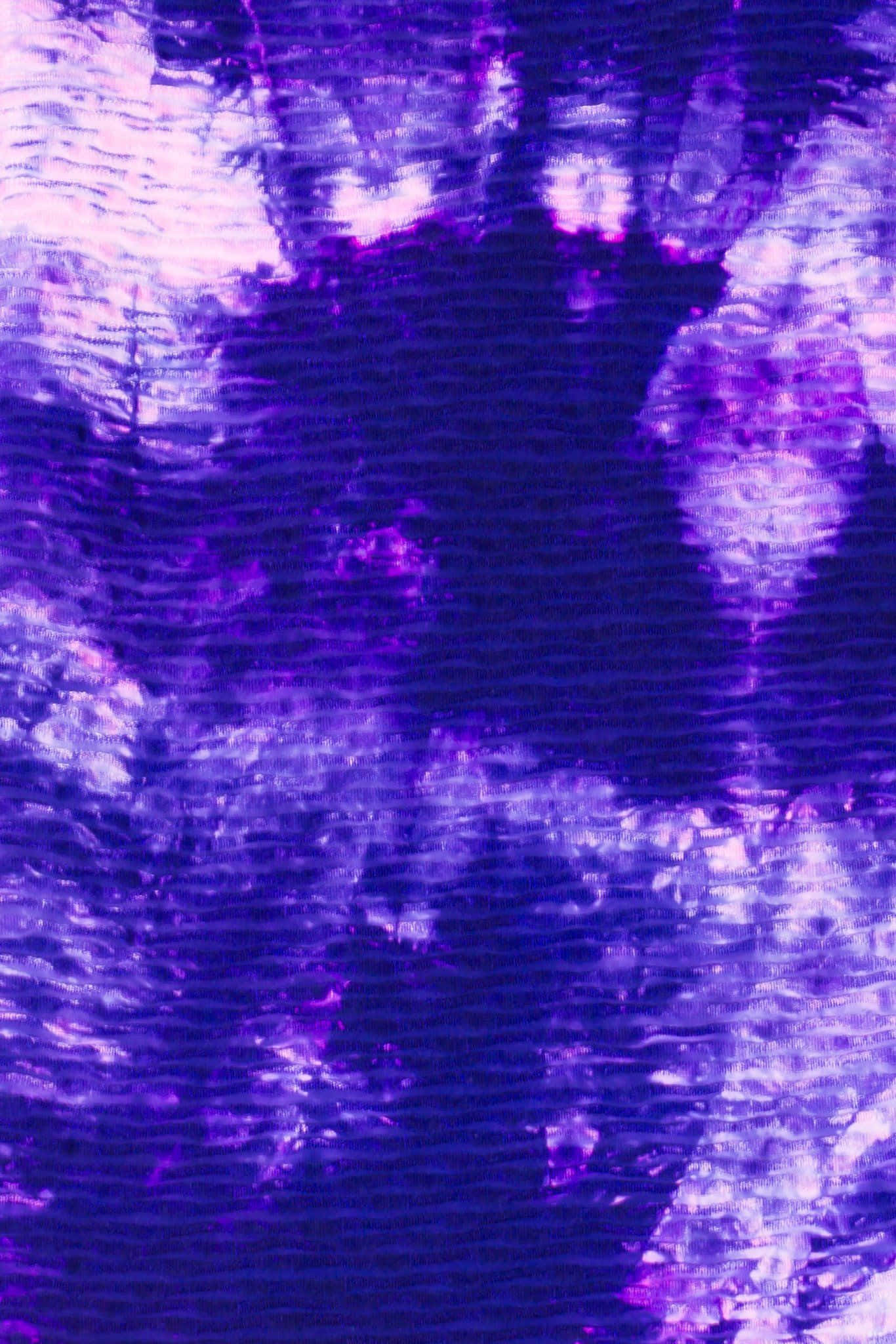 Purple Dye 桌布 壁紙 — 充滿活力的紫色和白色抽象紮染圖案，帶有紋理織物褶皺和漩渦漸變。