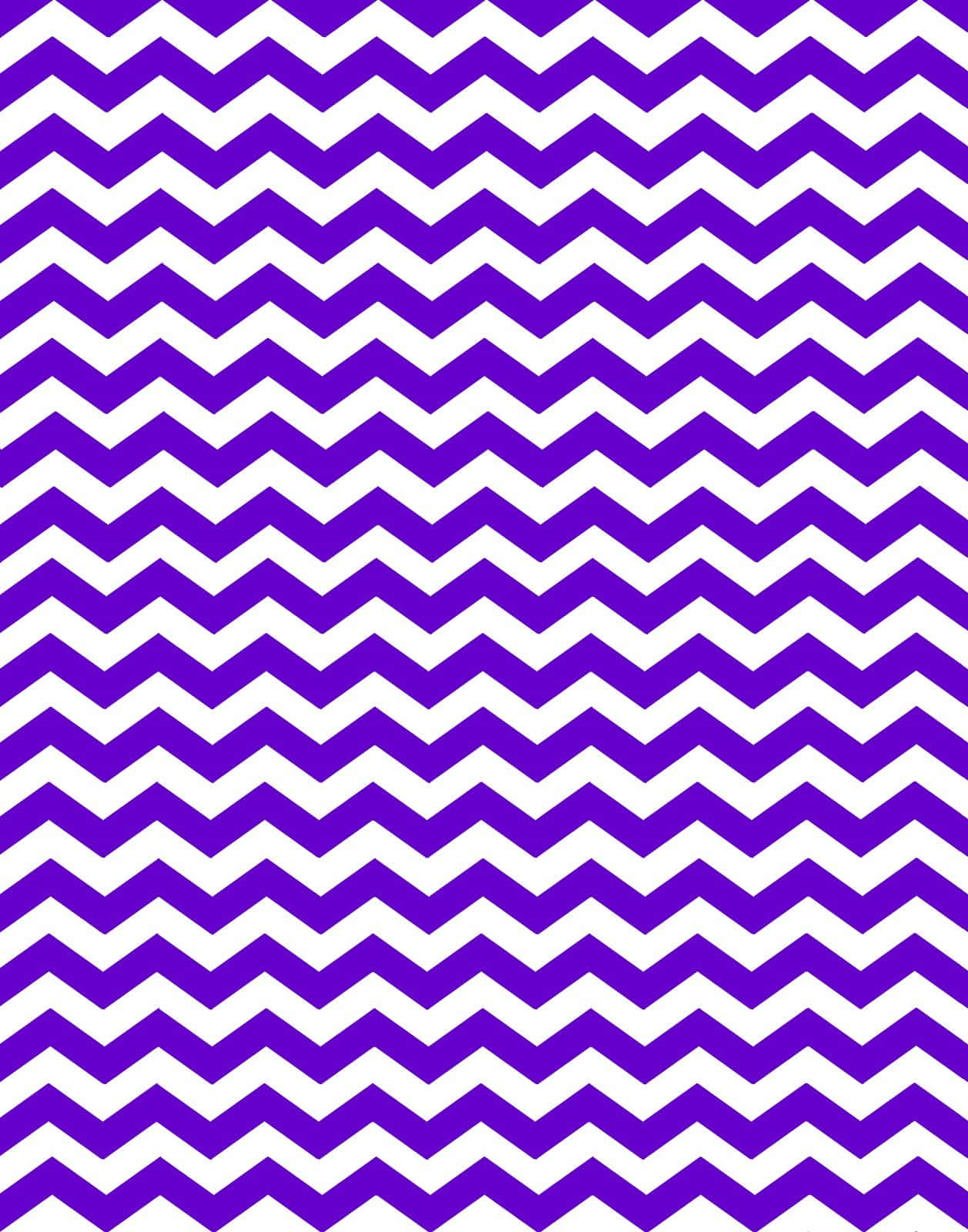 Cute Chevron 桌布 壁紙 — 充滿活力的紫色和白色鋸齒形人字形圖案以大膽的幾何設計填滿整個畫面。