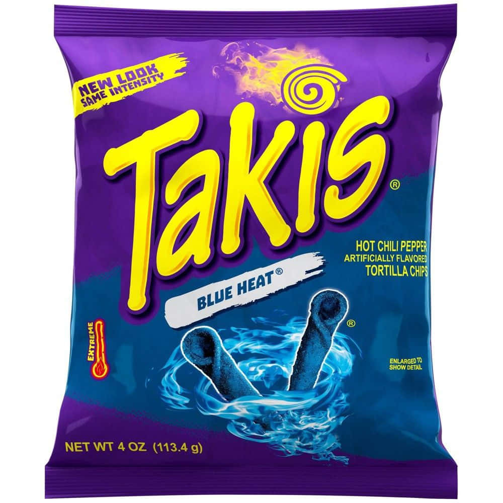 Blue Chips 桌布 壁紙 — 充滿活力的紫色和藍色Takis Blue Heat薯片袋，帶有火熱標誌和浸沒的薯片圖案。