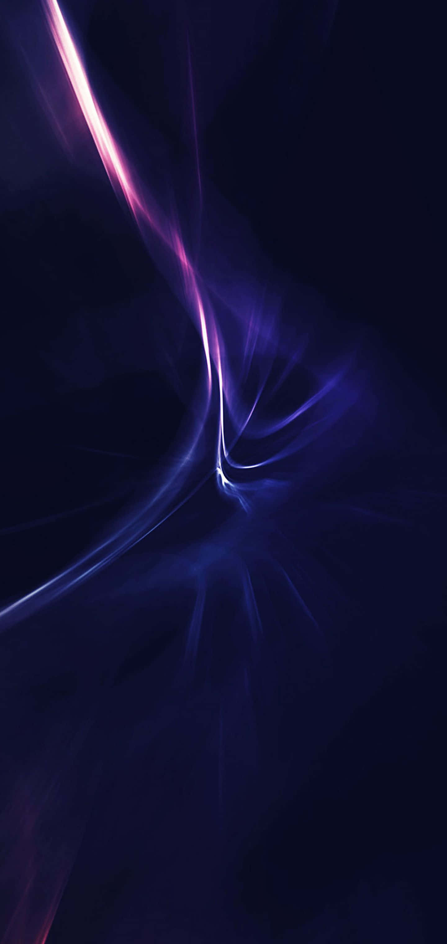 Galaxy S10 桌布 壁紙 — 充滿活力的紫色和藍色光線條在深黑色背景上動態旋轉，形成宇宙抽象場景。