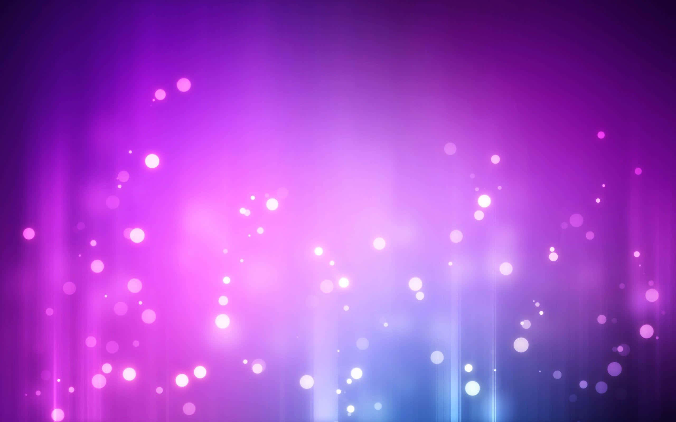 螢光紫 桌布 壁紙 — 充滿活力的紫色和藍色漸變背景，帶有發光散景燈光和垂直光條。