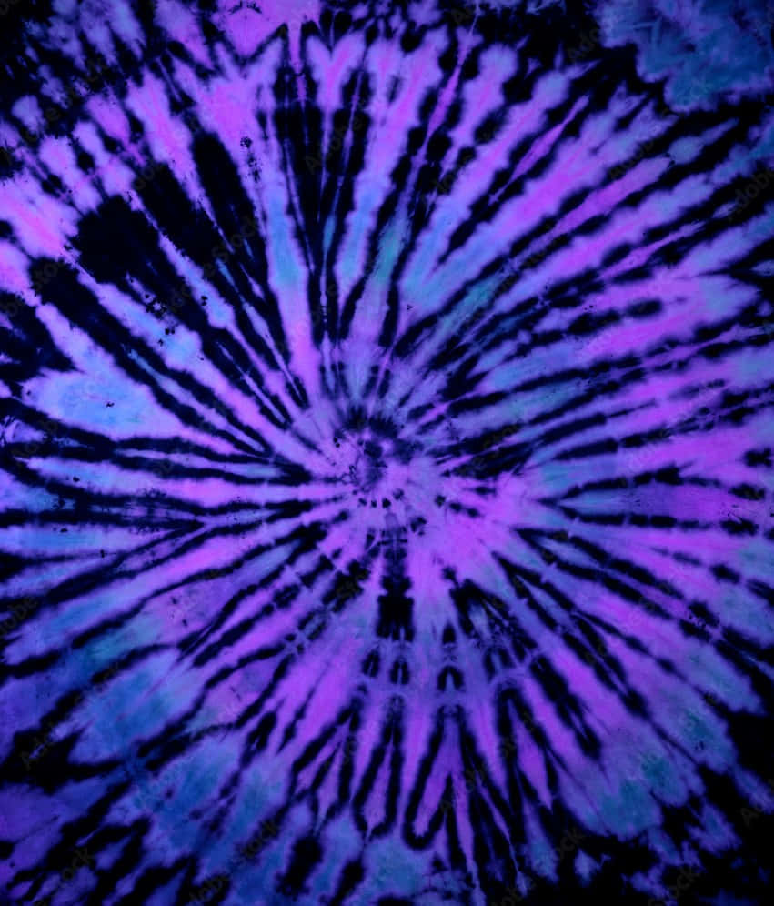 Purple Tie Dye 桌布 壁紙 — 充滿活力的紫色和藍色紮染從中心點以對稱的爆發圖案向外輻射。