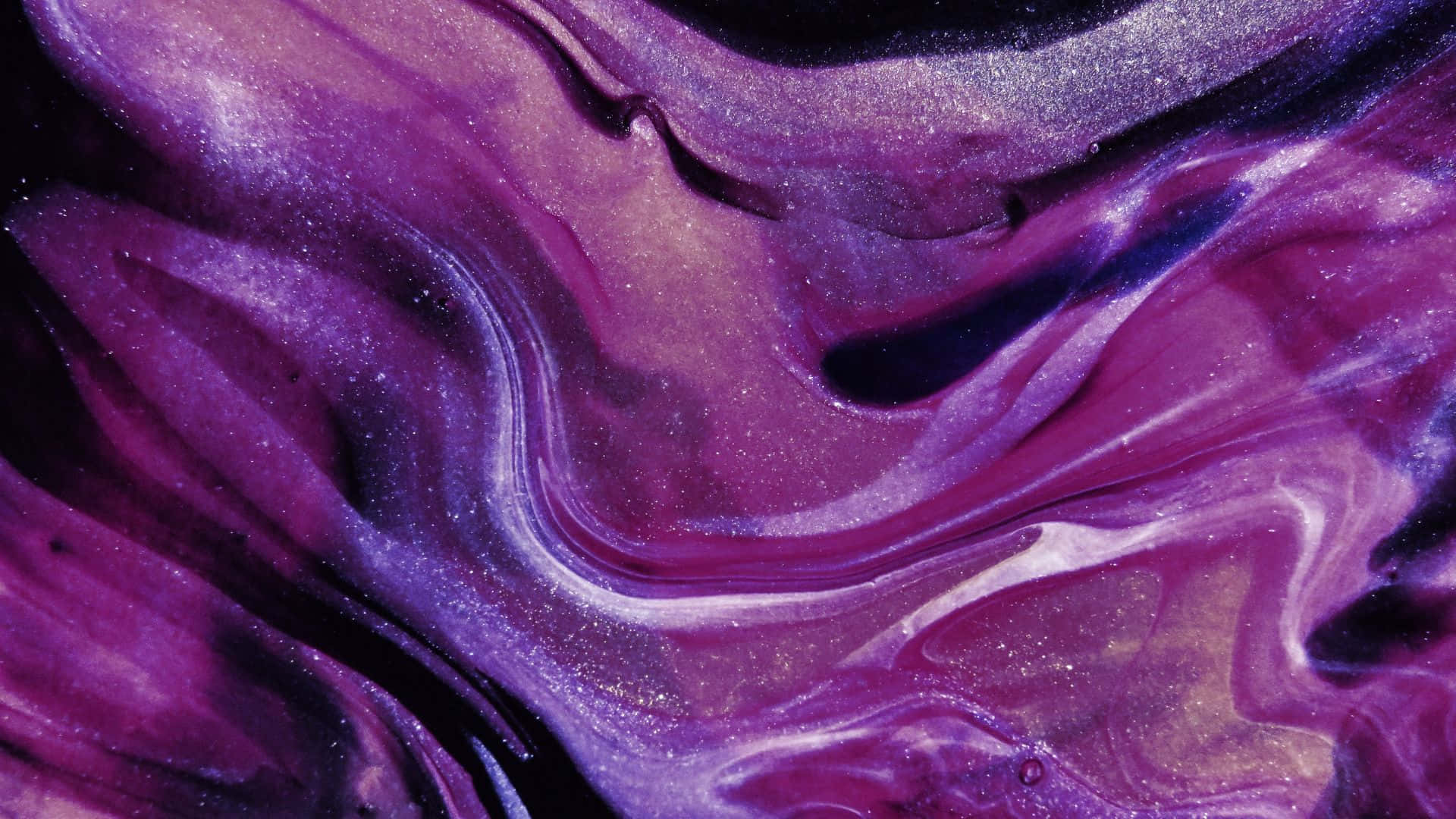 Pretty Purple 桌布 壁紙 — 充滿活力的紫色和黑色漩渦抽象顏料，帶有閃閃發光的銀色條紋，營造出宇宙流體藝術效果。