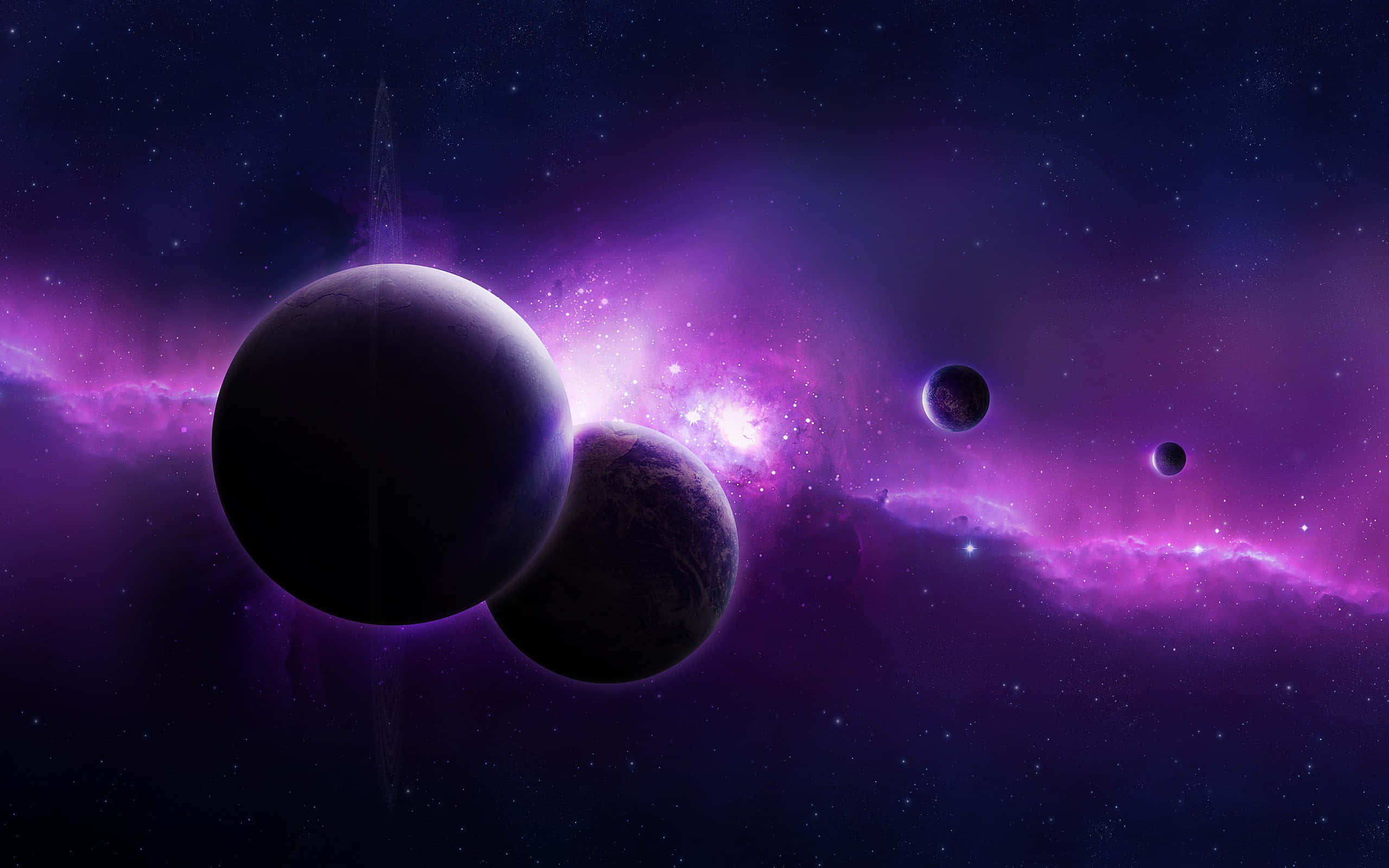 Galaxy Artwork 桌布 壁紙 — 充滿活力的紫色星雲在黑暗行星背後閃耀，背景是繁星點點的宇宙廣闊空間。
