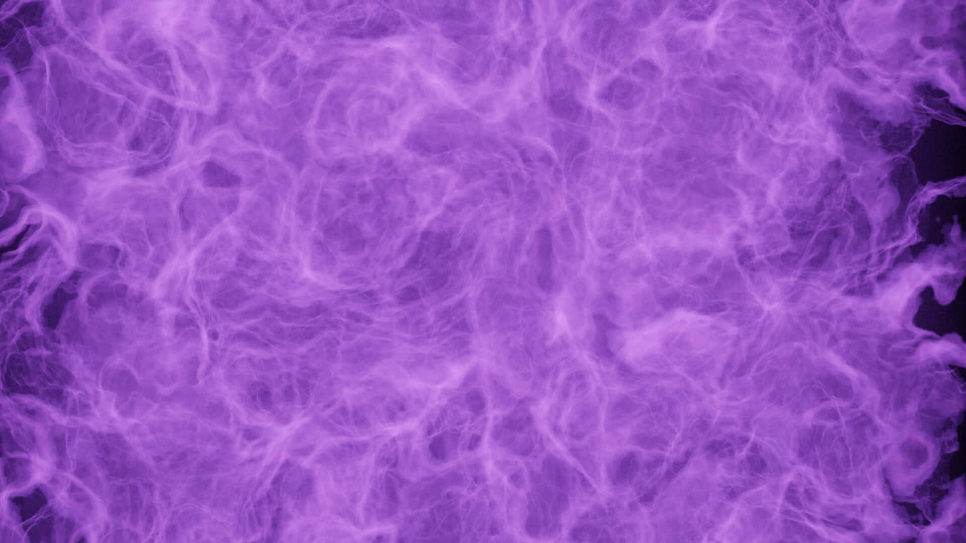 Purple Fire 桌布 壁紙 — 充滿活力的紫色煙霧在深色背景上形成動態、空靈的圖案。