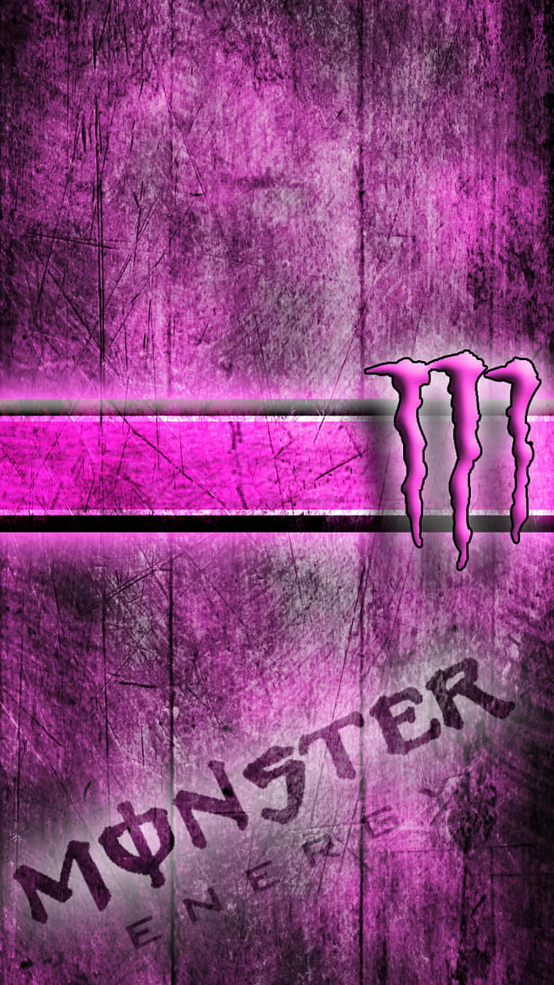 Monster Energy 桌布 壁紙 — 充滿活力的紫色紋理牆紙，帶有Monster Energy標誌，具有粗糙的刮擦效果和發光的水平條紋。