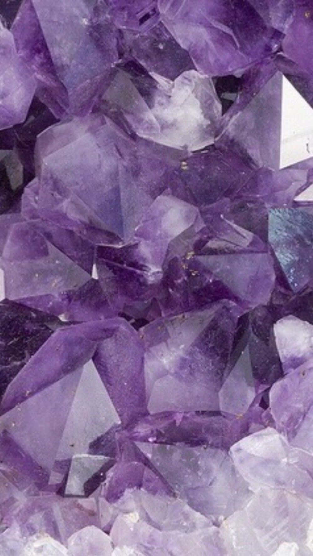 Amethyst 桌布 壁紙 — 充滿活力的紫色紫水晶晶體特寫，具有銳利的刻面和半透明表面，捕捉光線。