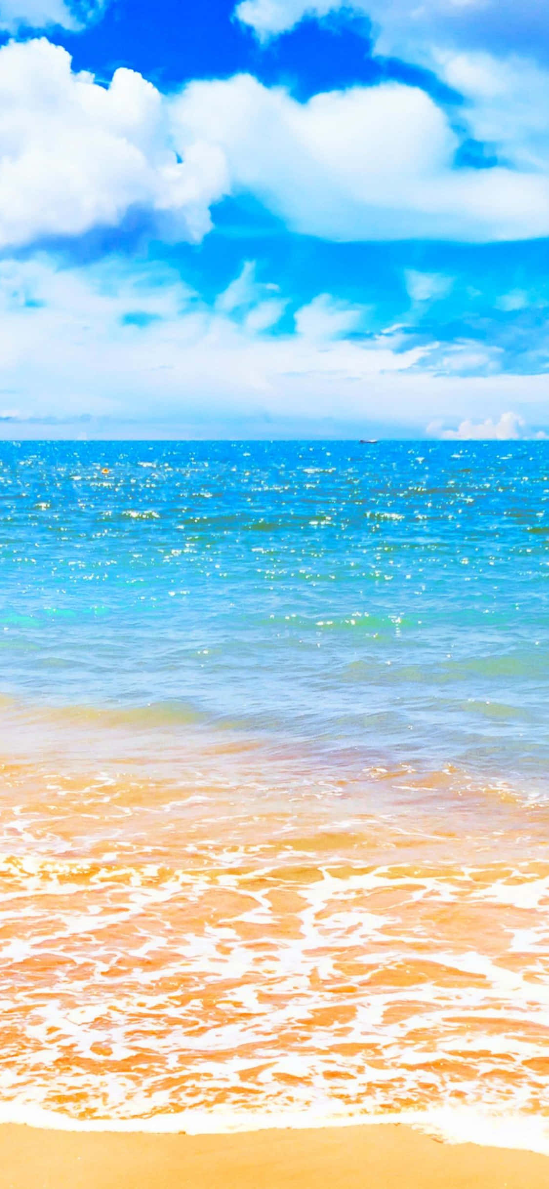 夏天 iPhone 桌布 壁紙 — 充滿活力的綠松石色海浪拍打著金色沙灘，上方是明亮的藍天和蓬鬆的白雲。