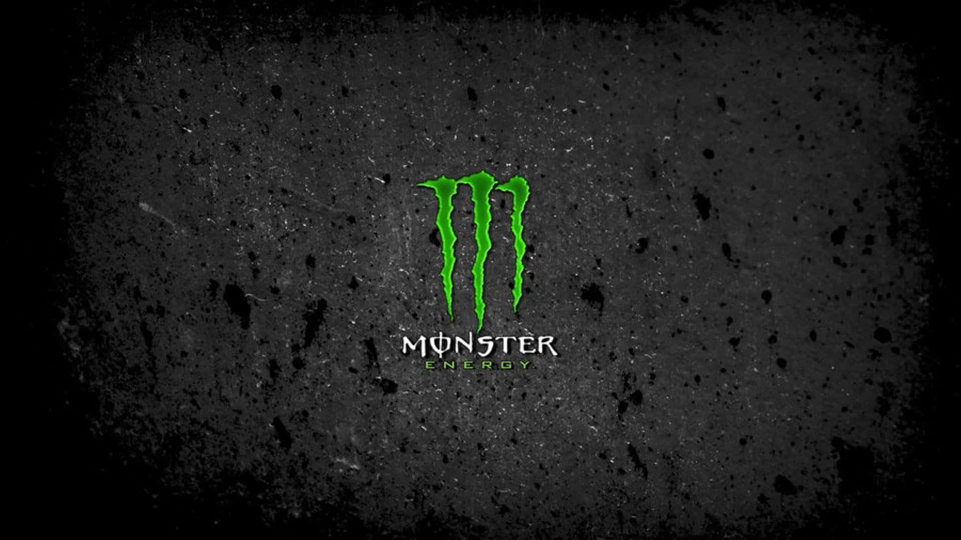 Monster Energy 桌布 壁紙 — 充滿活力的綠色Monster Energy標誌在粗糙紋理的黑色背景上發光。
