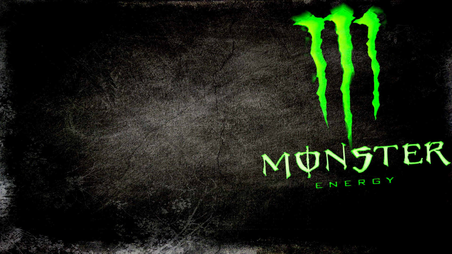 Monster Energy 桌布 壁紙 — 充滿活力的綠色Monster Energy標誌在粗糙的深色紋理背景上發光。