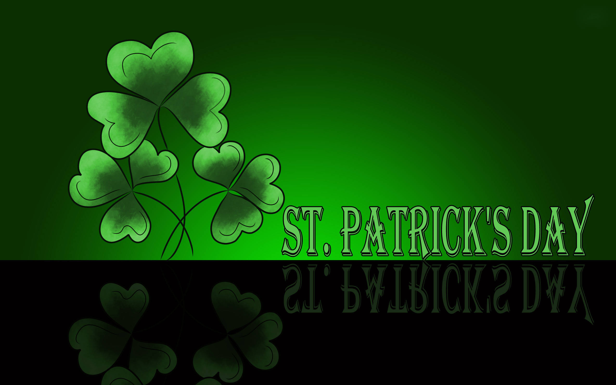 St Patrick's Day 桌布 壁紙 — 充滿活力的綠色三葉草和節日文字在帶有黑色反射底座的綠色漸變背景上慶祝聖帕特里克節。