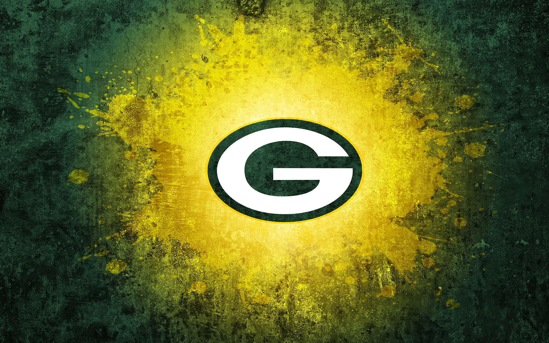 Packers 桌布 壁紙 — 充滿活力的綠色和金色潑濺背景，以大膽的對比和紋理粗糙感突顯標誌性的綠灣包裝工隊標誌。