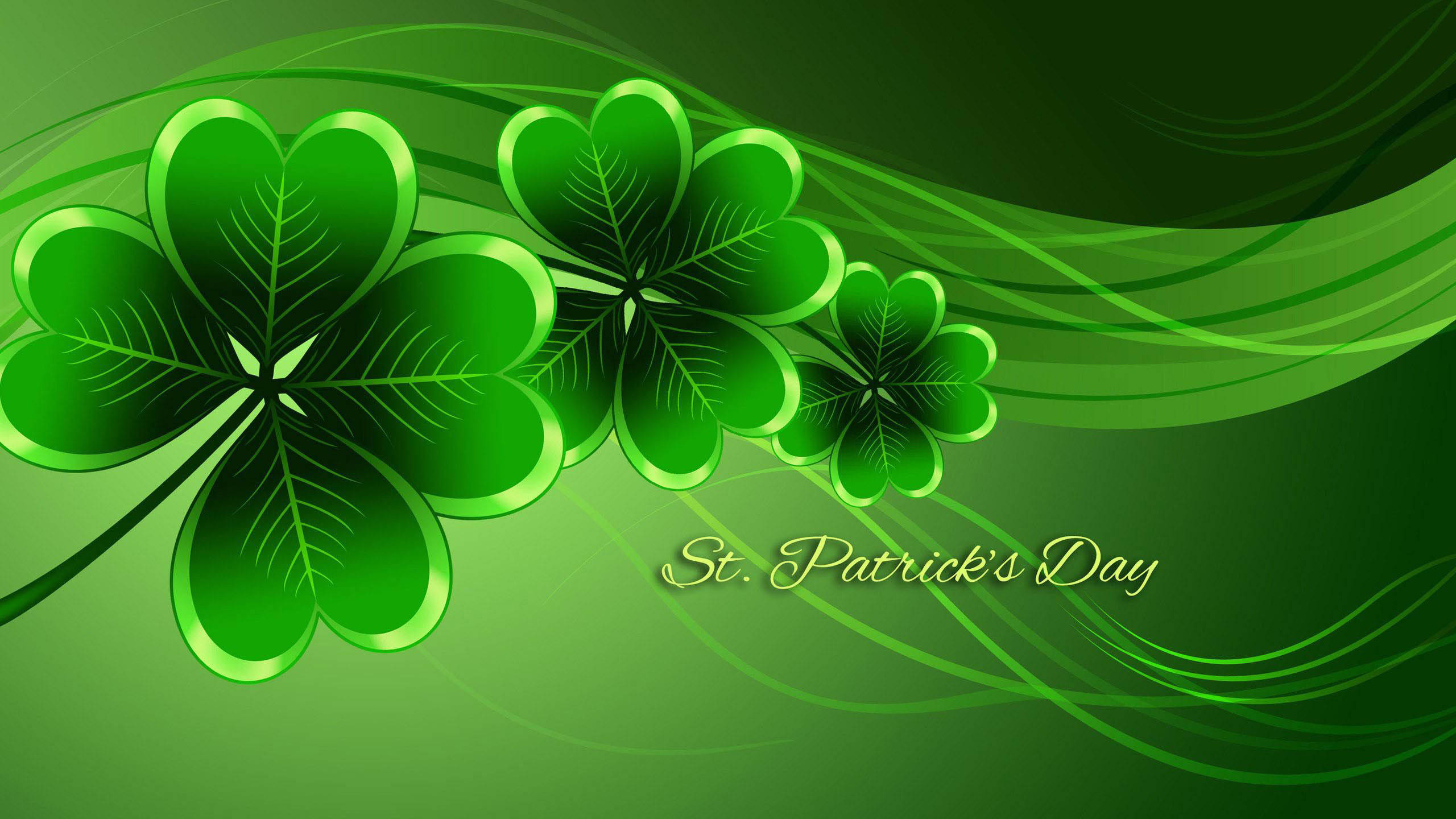 St Patrick's Day 桌布 壁紙 — 充滿活力的綠色四葉草優雅地漂浮在漸變綠色背景上，帶有流動的漩渦和優雅的手寫文字。