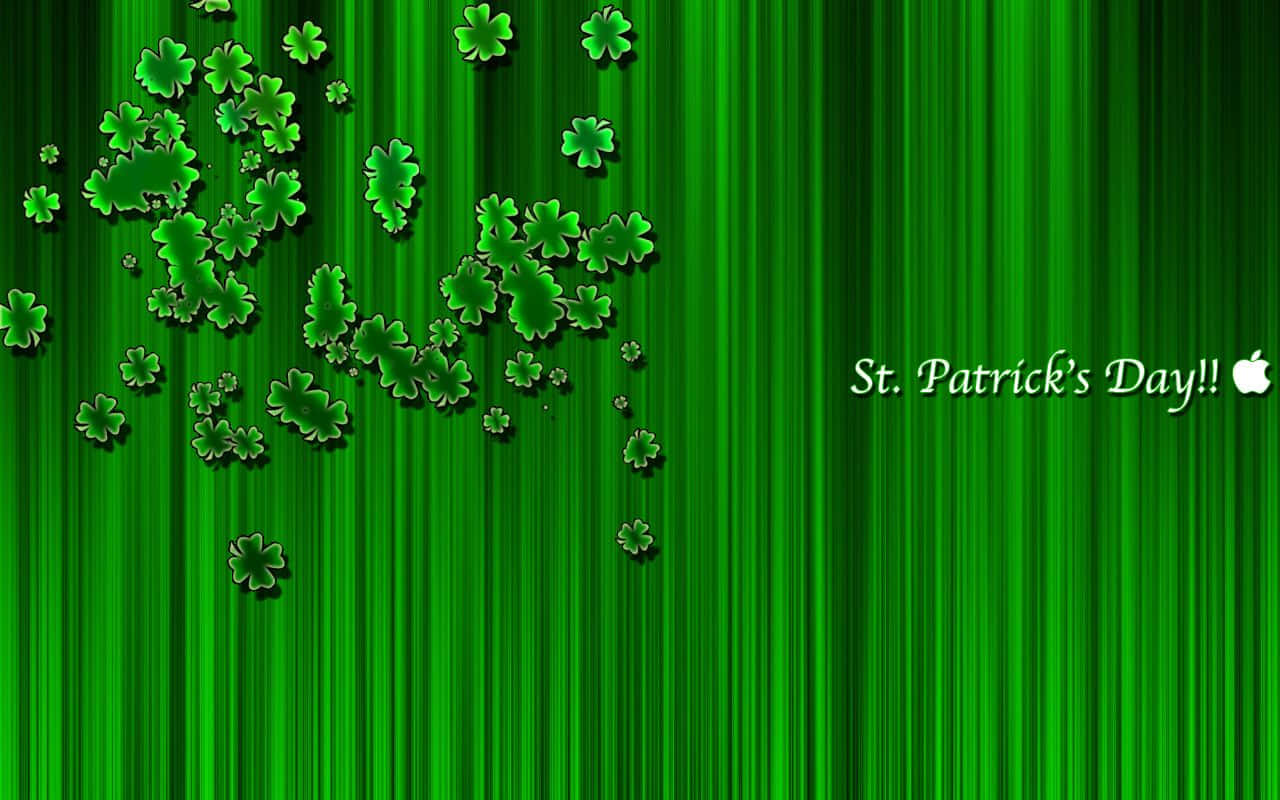 Saint Patricks Day 桌布 壁紙 — 充滿活力的綠色垂直條紋，點綴著散落的酢漿草和節日聖派翠克節文字。