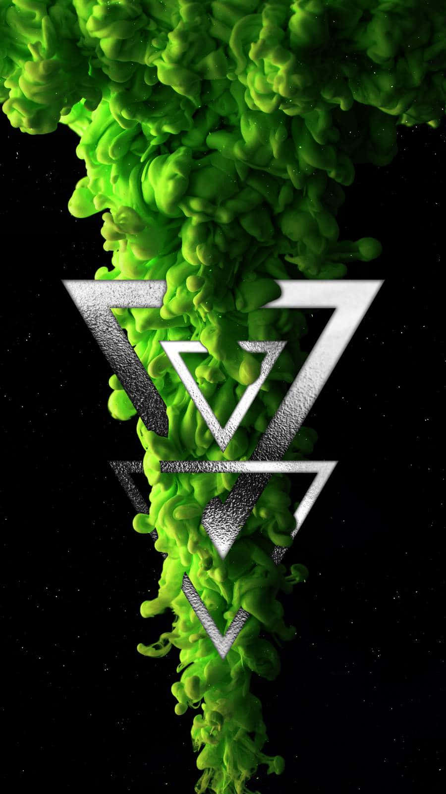 Green Smoke 桌布 壁紙 — 充滿活力的綠色墨水像液體煙霧般圍繞金屬銀色三角形傾瀉而下，背景是繁星點點的黑色虛空。