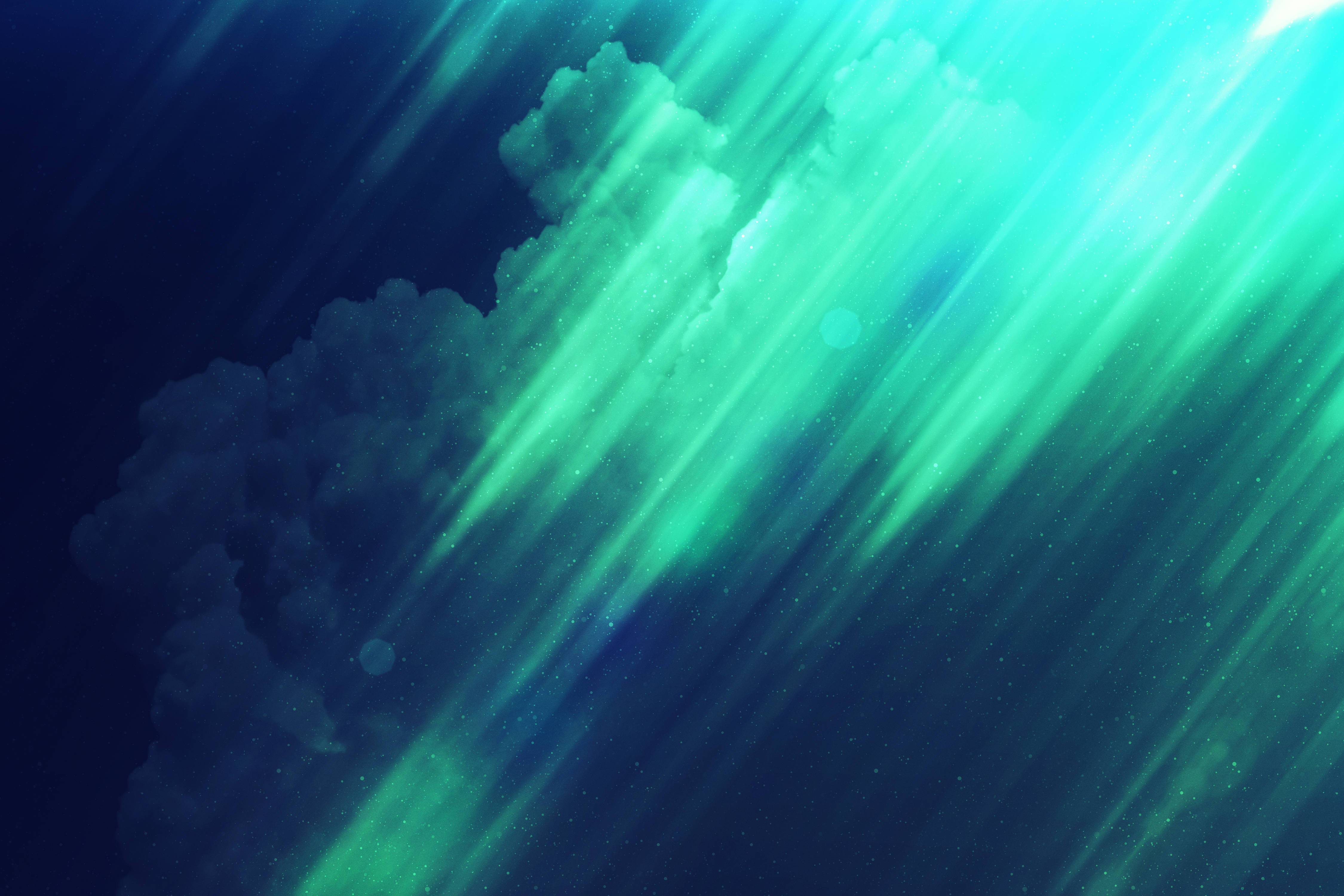 Clouds Aesthetics 桌布 壁紙 — 充滿活力的綠色極光射線劃過黑暗的天空，帶有蓬鬆的雲朵和星點。