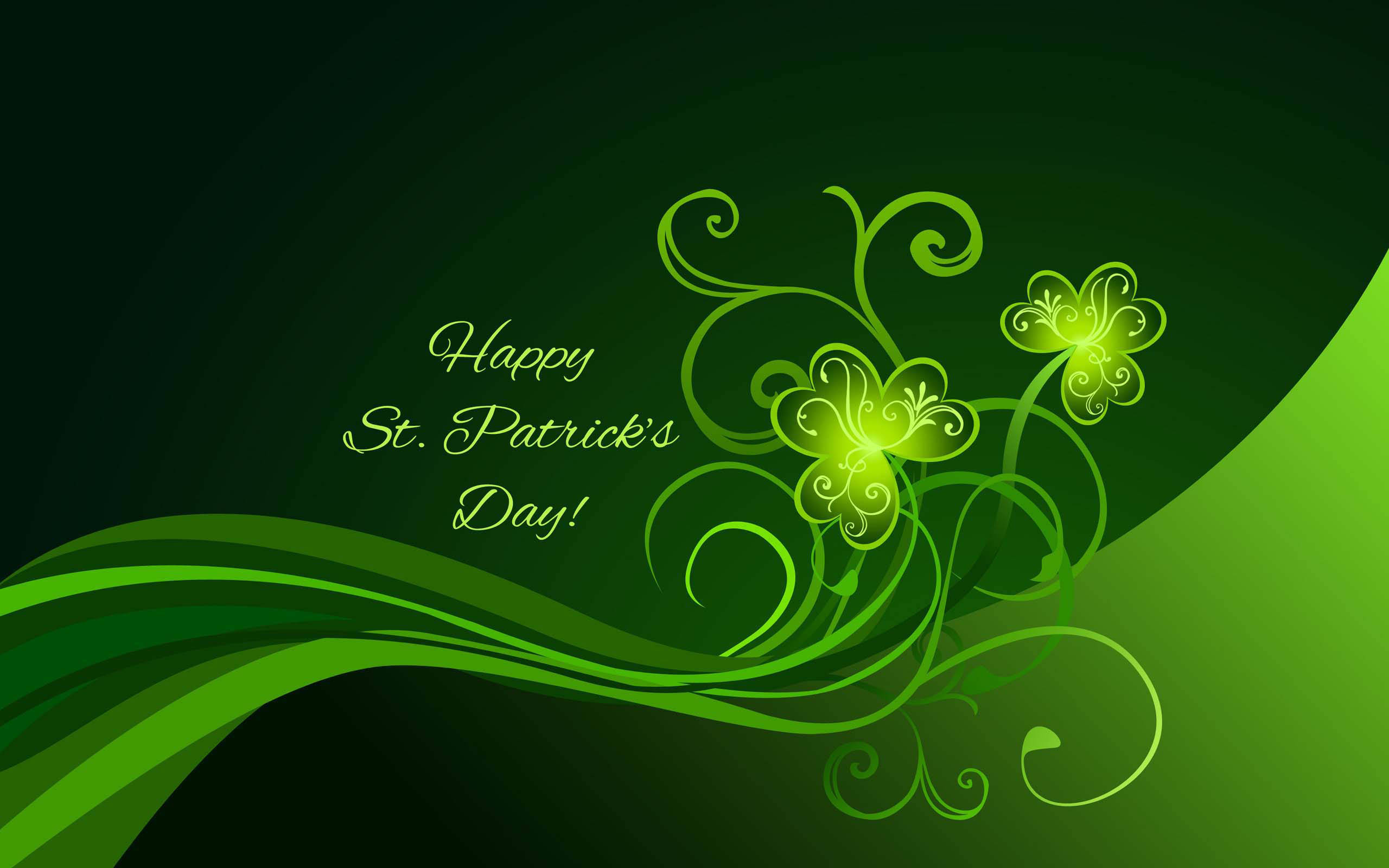 Happy St Patricks Day 桌布 壁紙 — 充滿活力的綠色漩渦花卉設計，帶有發光的三葉草和優雅的字體，在漸變背景上慶祝聖帕特里克節。