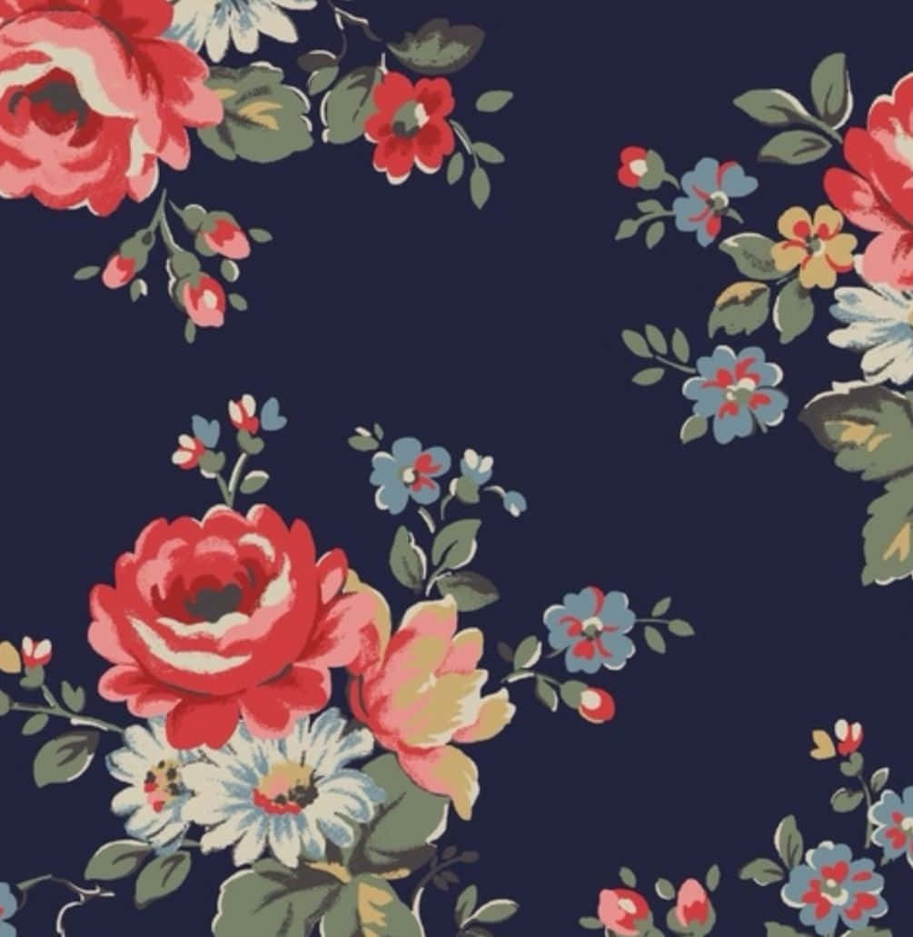 Floral Print 桌布 壁紙 — 充滿活力的花卉圖案，以深海軍藍背景襯托紅、粉紅和藍色花朵。