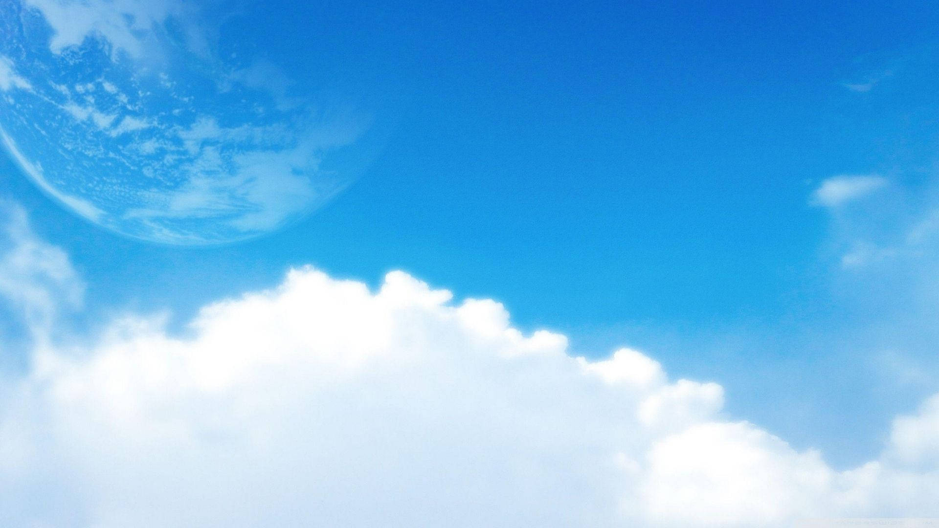 View 桌布 壁紙 — 充滿活力的藍天，蓬鬆的白雲，以及部分可見的地球彎曲地平線。