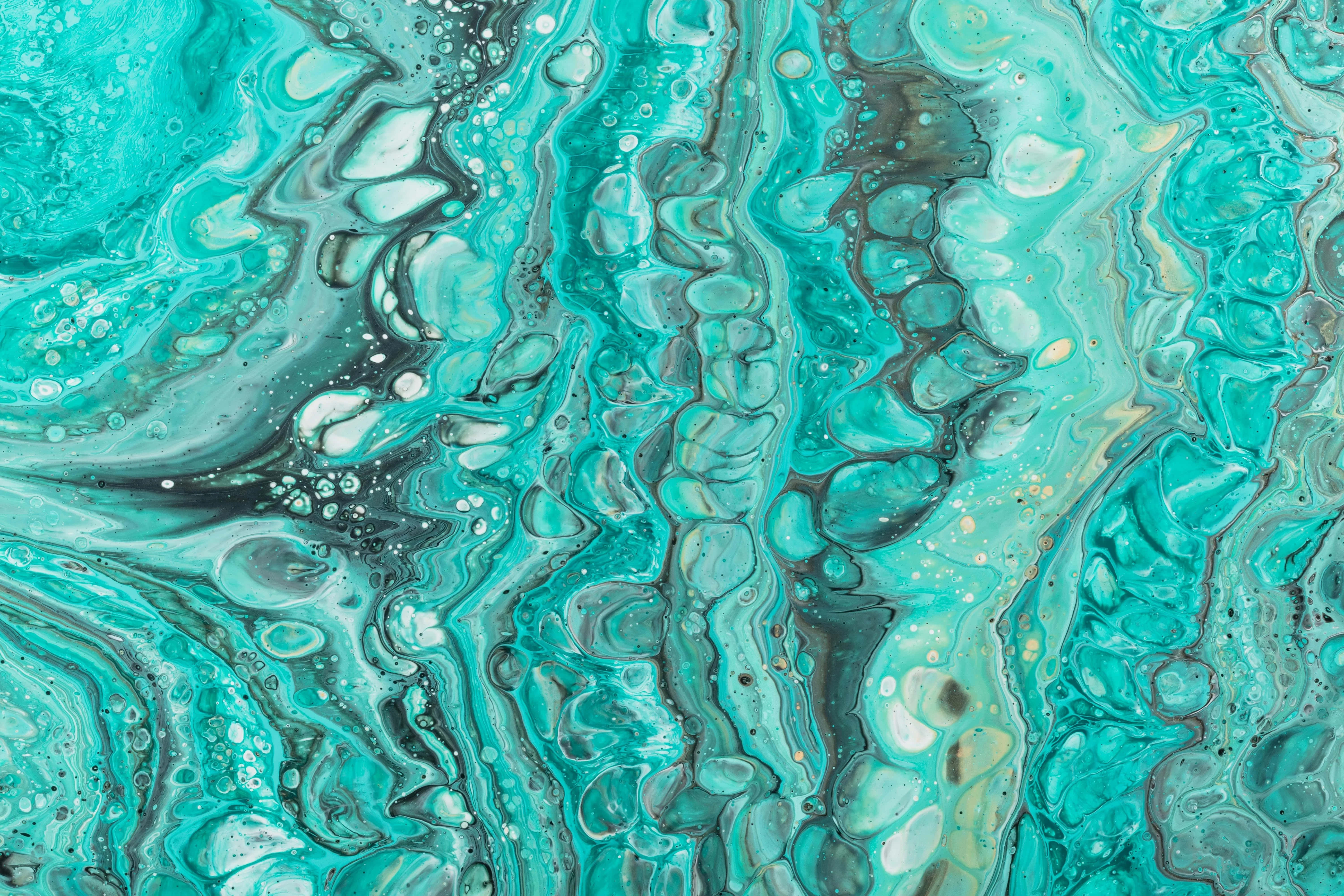 Teal Blue 桌布 壁紙 — 充滿活力的藍綠色和白色油漆漩渦，加上黑色點綴，營造出動態的抽象流體藝術構圖。