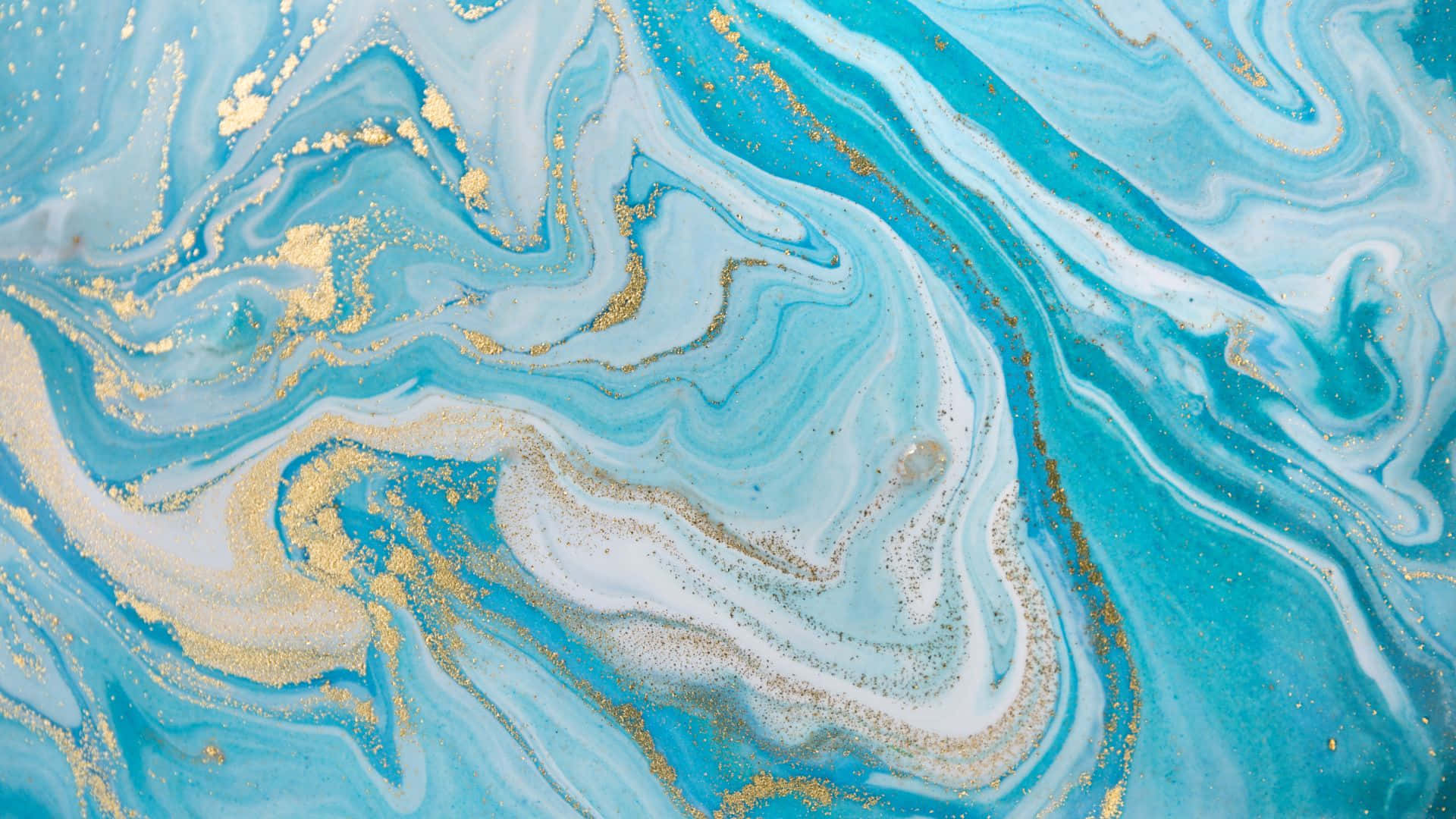 Blue Marble 桌布 壁紙 — 充滿活力的藍綠色和白色流體漩渦，帶有閃閃發光的金色斑點，創造出動態的抽象構圖。