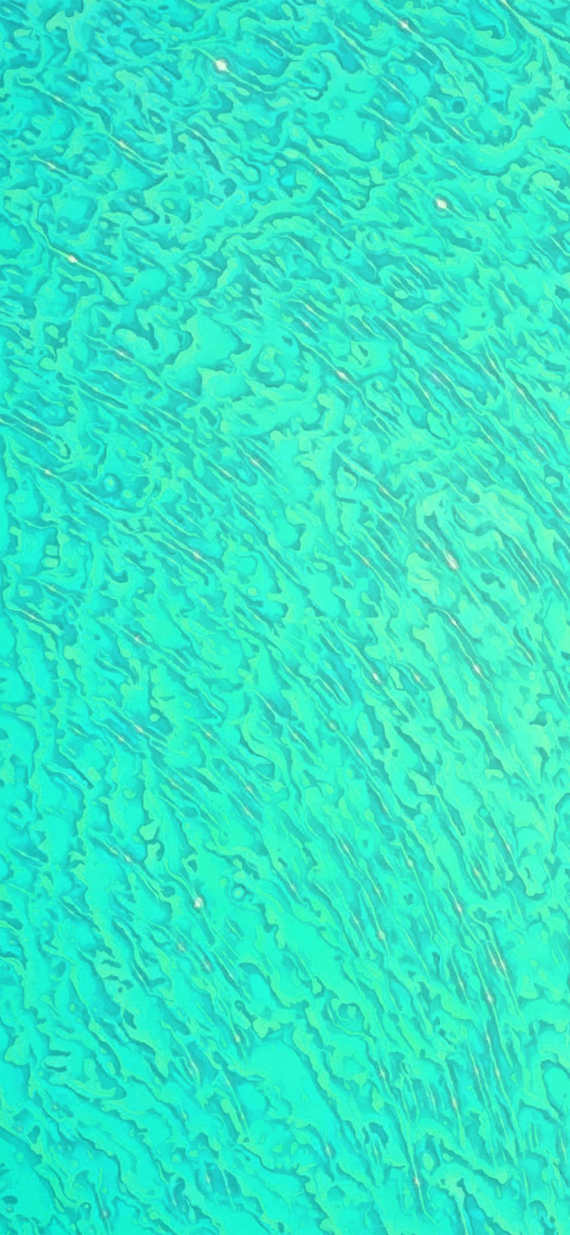 Aqua Green 桌布 壁紙 — 充滿活力的藍綠色水波紋，在明亮的陽光下呈現有機流動的圖案。