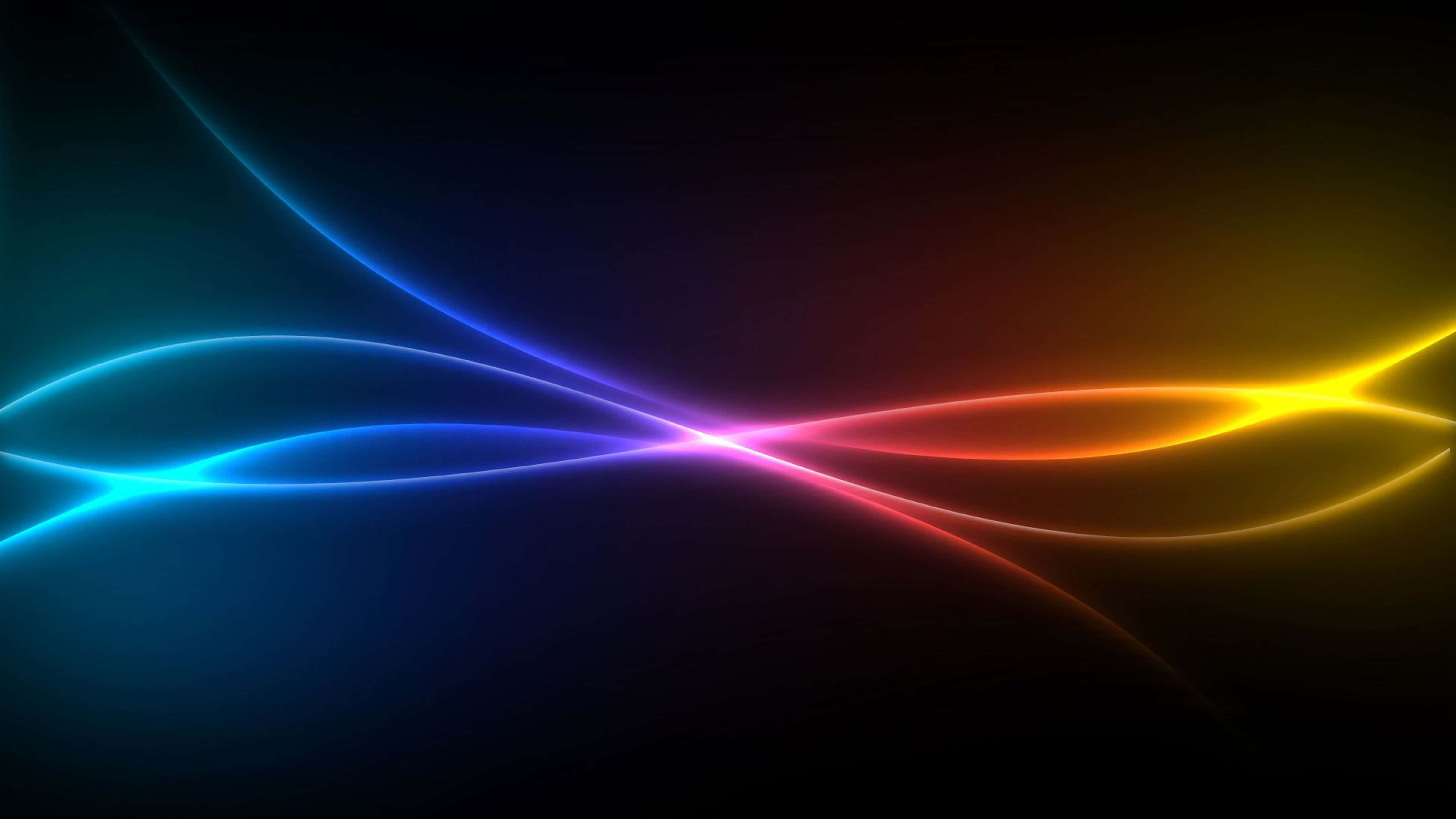 4K Streaming 桌布 壁紙 — 充滿活力的藍色和橙色發光能量波在黑暗背景上流動，形成動態的抽象構圖。