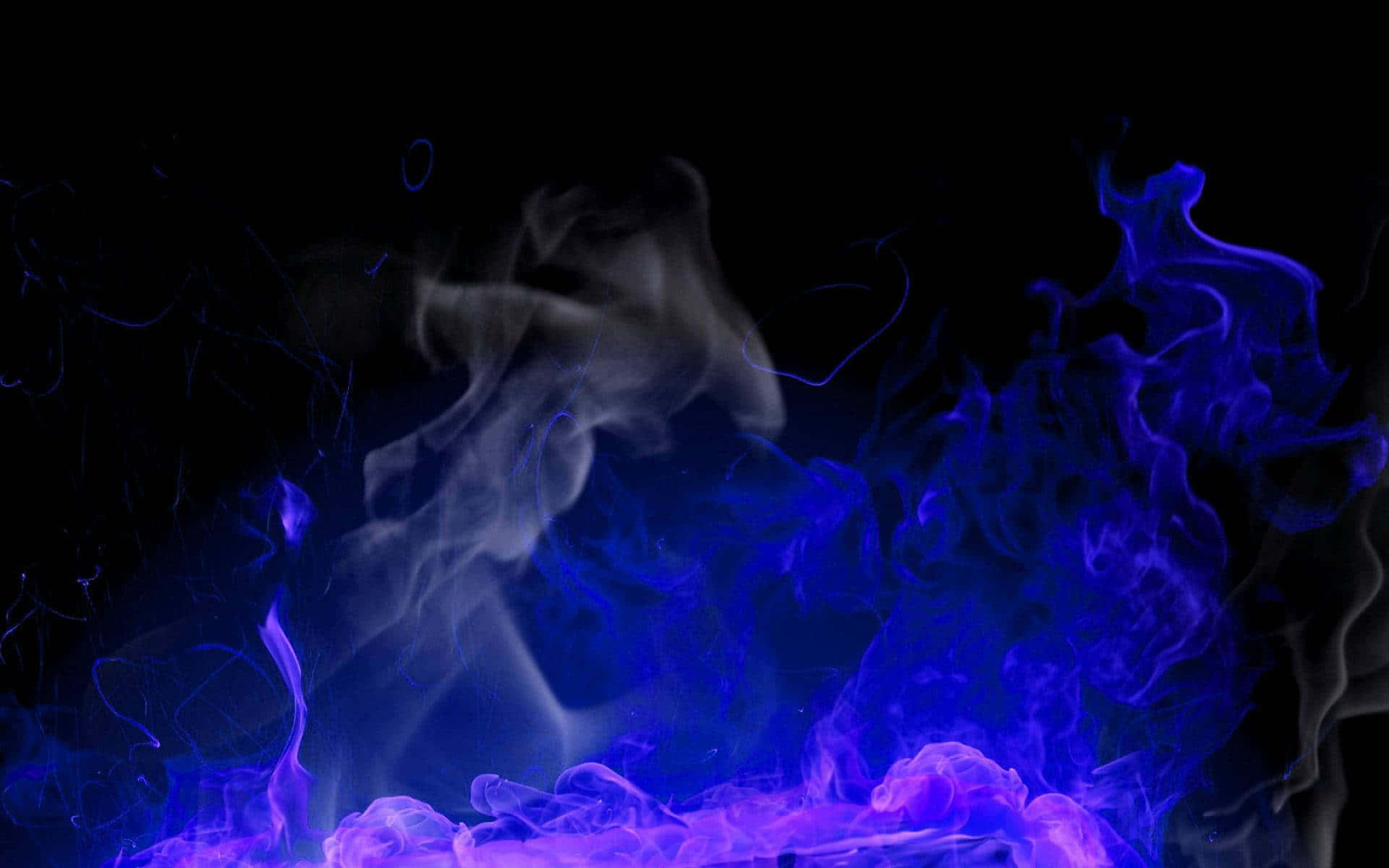 Purple Fire 桌布 壁紙 — 充滿活力的藍色和紫色煙霧在漆黑的背景上動態旋轉，營造出空靈神秘的氛圍。