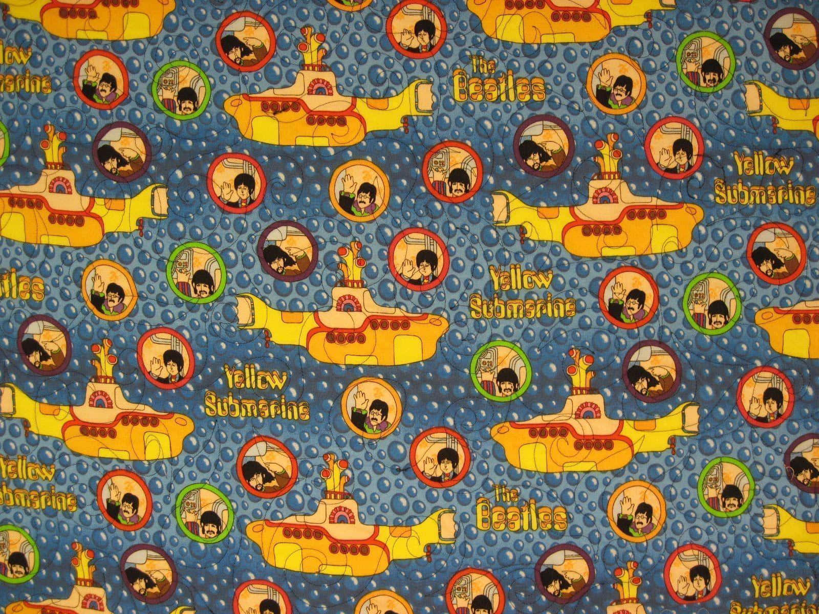 Yellow Submarine 桌布 壁紙 — 充滿活力的藍色牆紙圖案，重複出現黃色潛艇和披頭四的圓形肖像，並帶有 'Yellow Submarine' 文字。