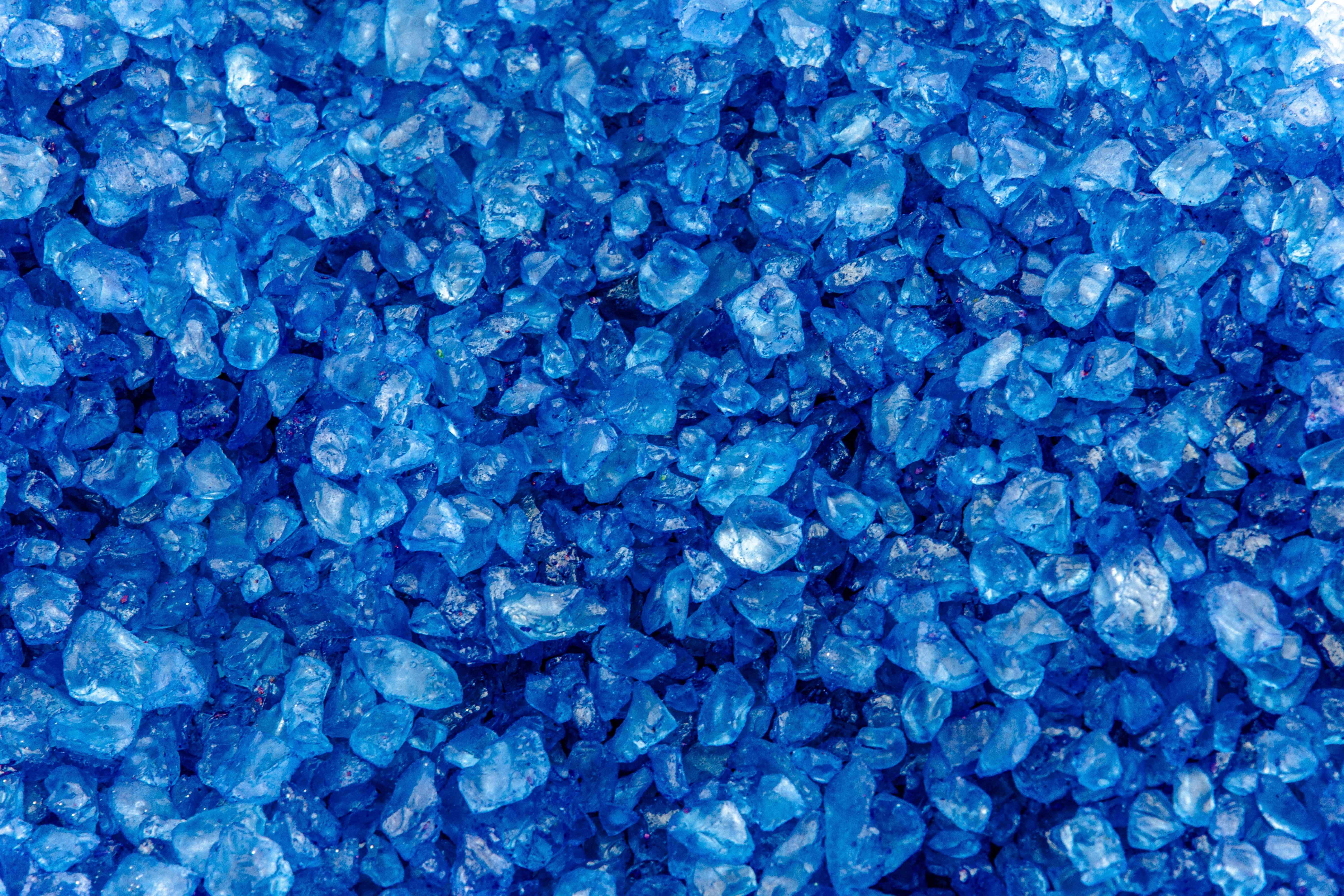 Gemstone 桌布 壁紙 — 充滿活力的藍色結晶顆粒特寫，閃爍著光線和紋理。