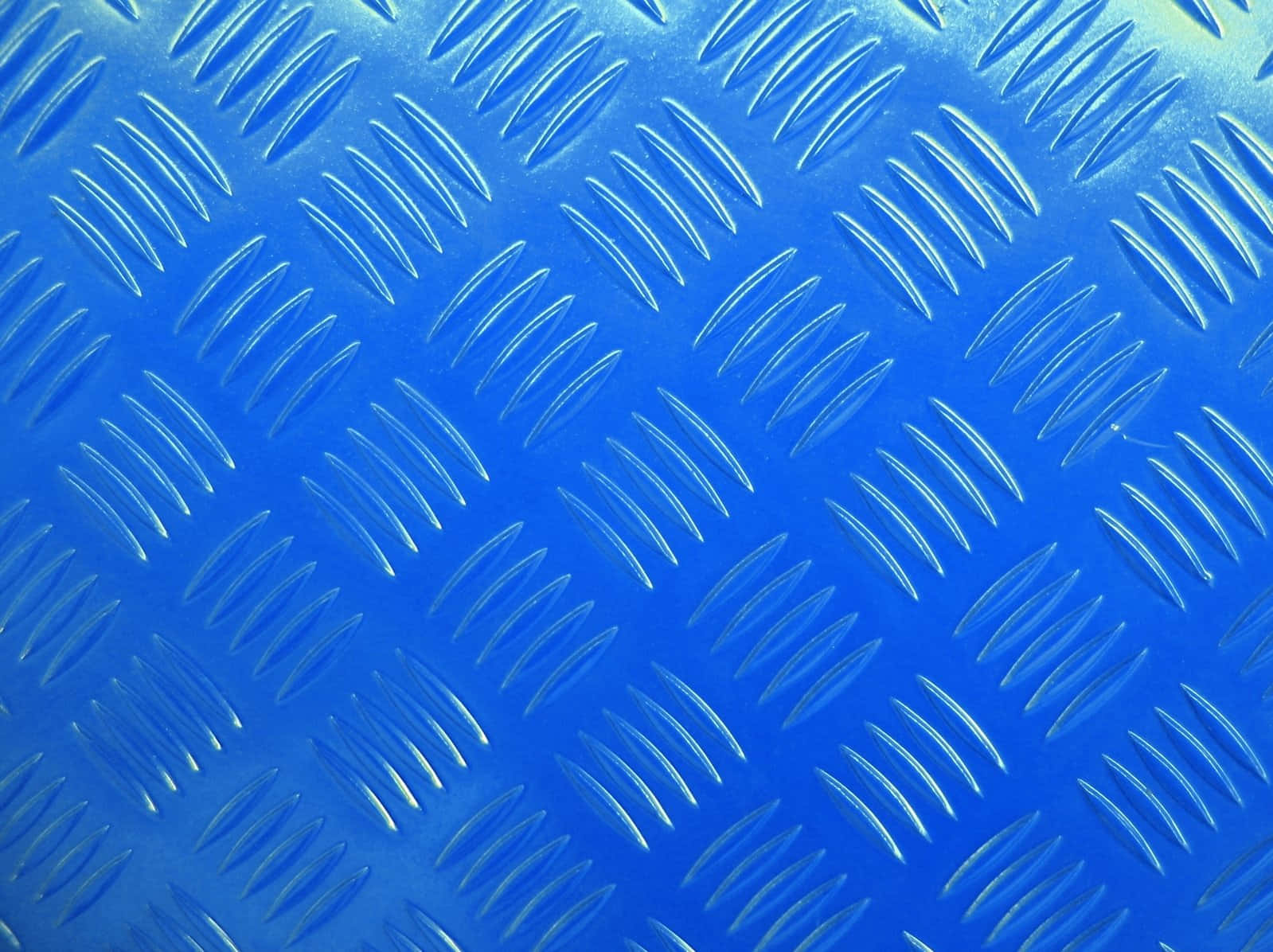 Steel Blue 桌布 壁紙 — 充滿活力的藍色鑽石板金屬特寫，帶有凸起的脊線反射光線。