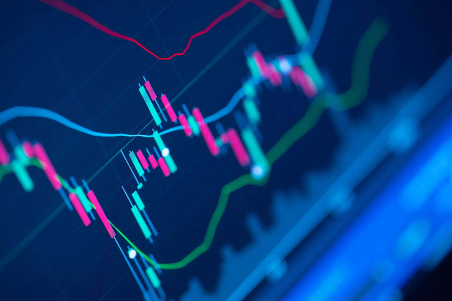 Stock Market 桌布 壁紙 — 充滿活力的螢光粉紅和青色蠟燭圖和趨勢線在深藍色數位背景上發光。
