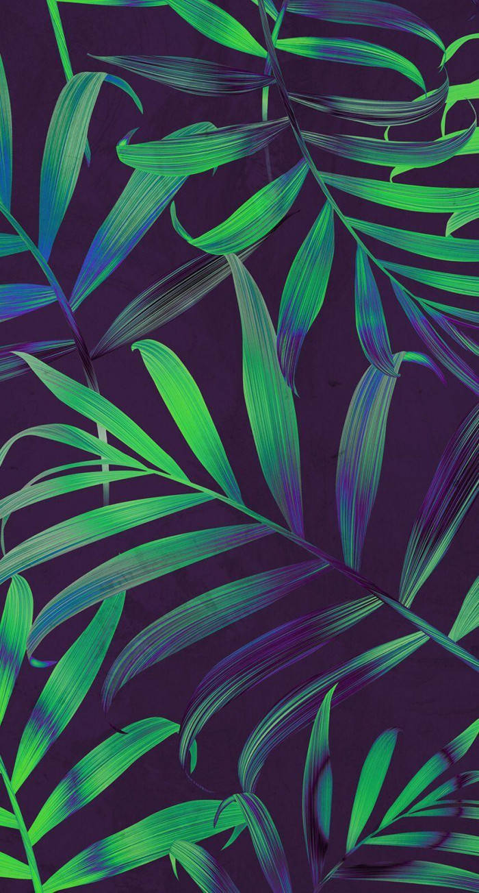 植物美學 桌布 壁紙 — 充滿活力的螢光綠色棕櫚葉，帶有電光藍色亮點，在深紫色背景上形成對比，呈現數位藝術風格。