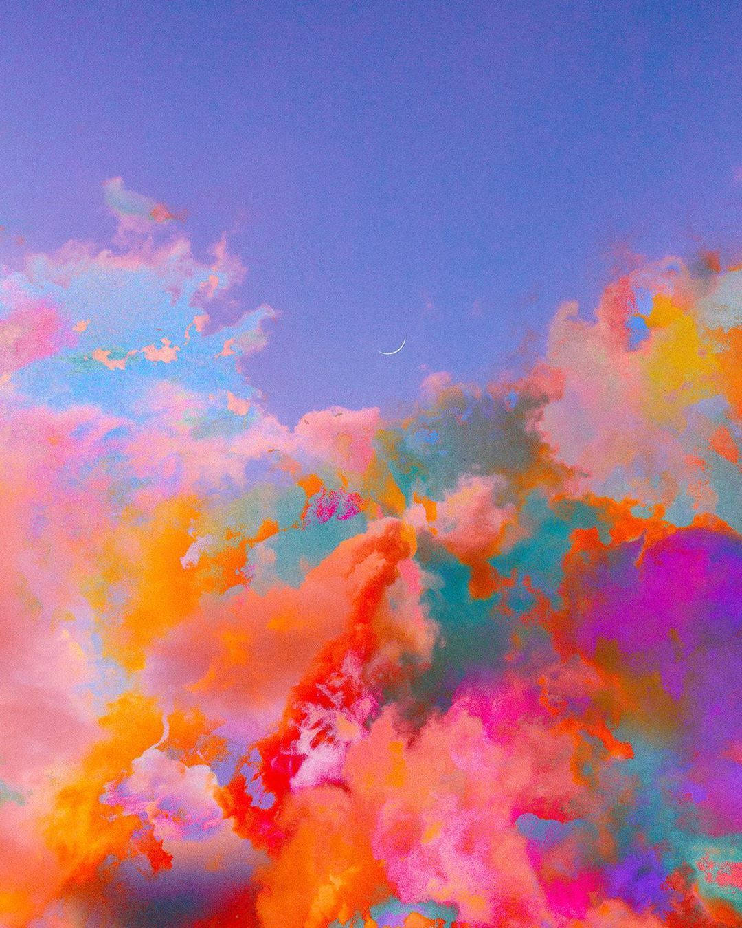 Cloud 桌布 壁紙 — 充滿活力的超現實雲彩，粉紅、橙色和藍綠色在彎月下旋轉，映襯著夢幻的暮色天空。