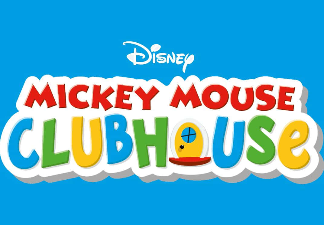 Mickey Mouse Clubhouse 桌布 壁紙 — 充滿活力的迪士尼米奇老鼠俱樂部標誌，帶有彩色3D字母和黃色門，背景為純藍色。