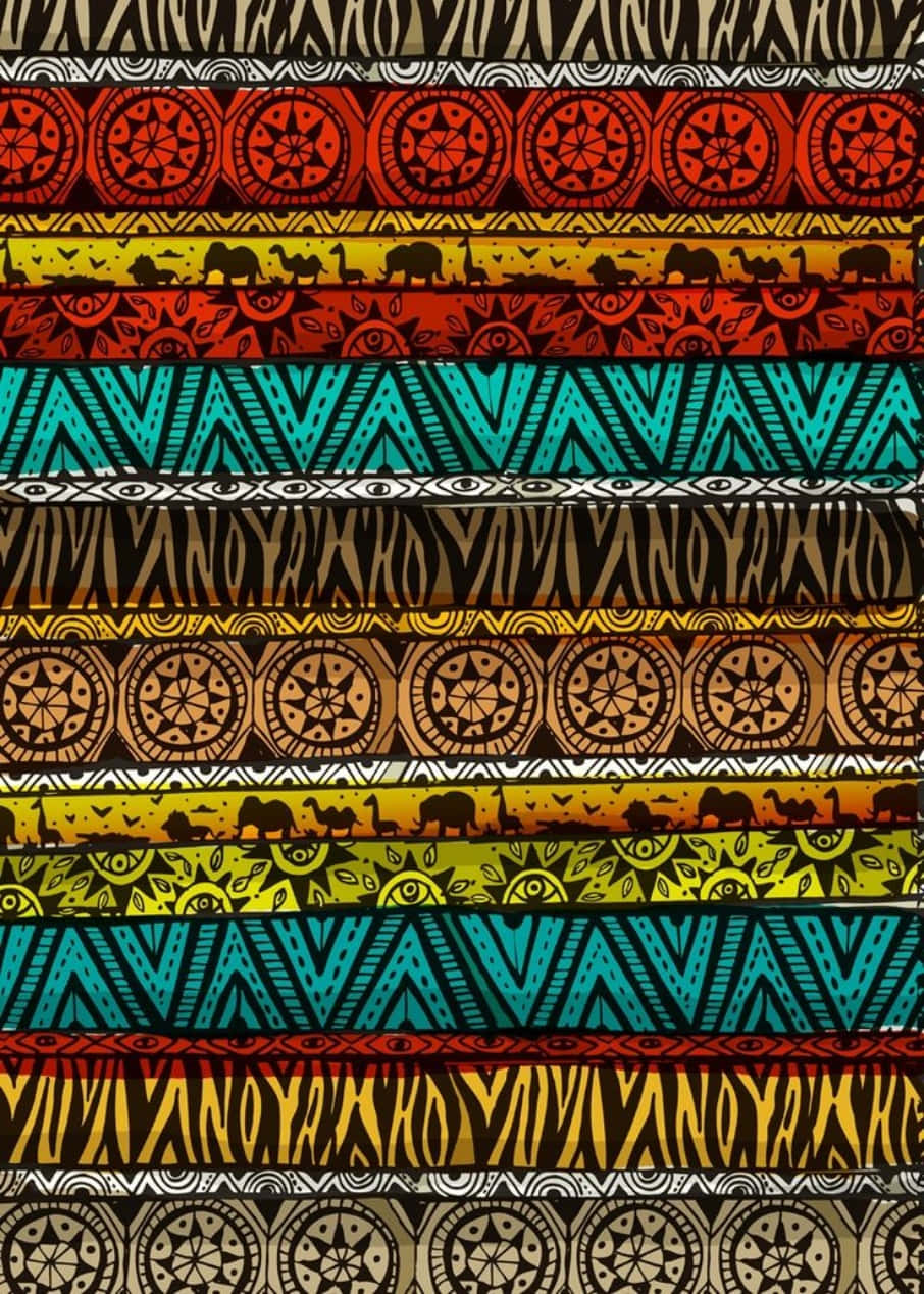 Textile Art 桌布 壁紙 — 充滿活力的部落圖案，以大膽的紅色、藍綠色和金色條紋呈現，帶有重複的幾何和動物圖案。
