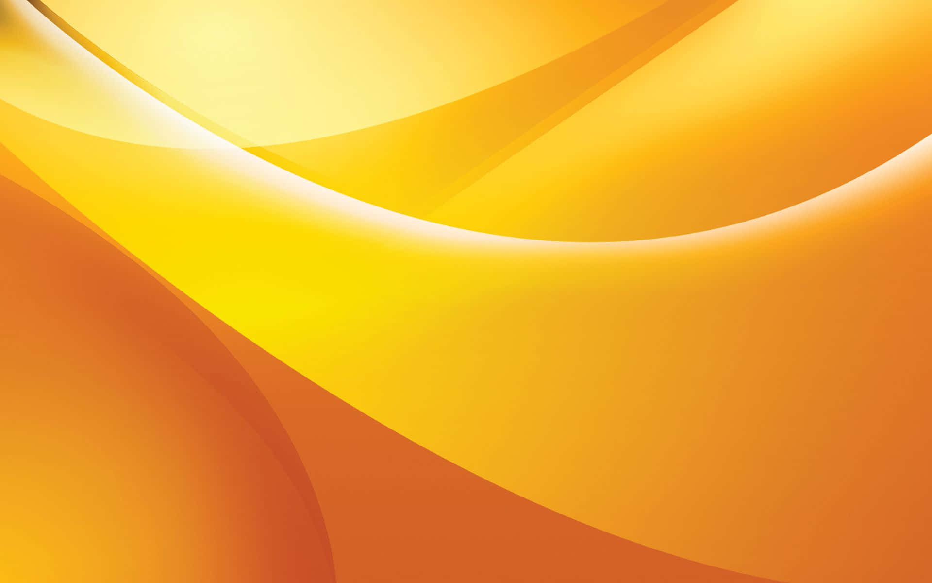 Orange And Yellow 桌布 壁紙 — 充滿活力的金色和橙色抽象波浪，以柔和的漸變流暢地穿過畫面。