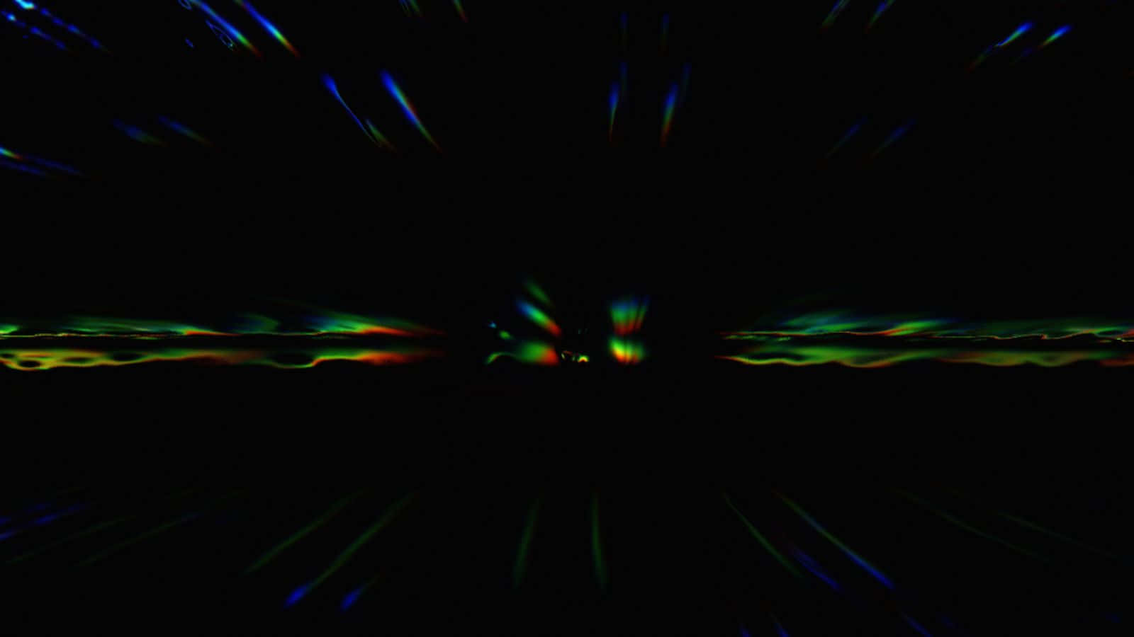 Gravitational Waves 桌布 壁紙 — 充滿活力的霓虹綠、藍和橙色光條紋在漆黑的虛空中爆發，創造出動態的宇宙隧道效果。