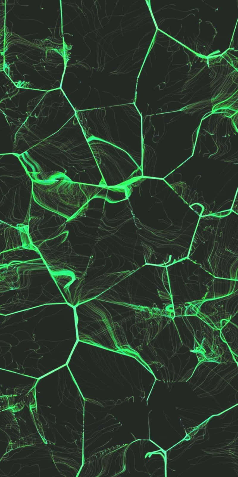 Green Texture 桌布 壁紙 — 充滿活力的霓虹綠色發光裂縫在黑暗的紋理表面上蔓延，如同破碎的玻璃或神經通路。