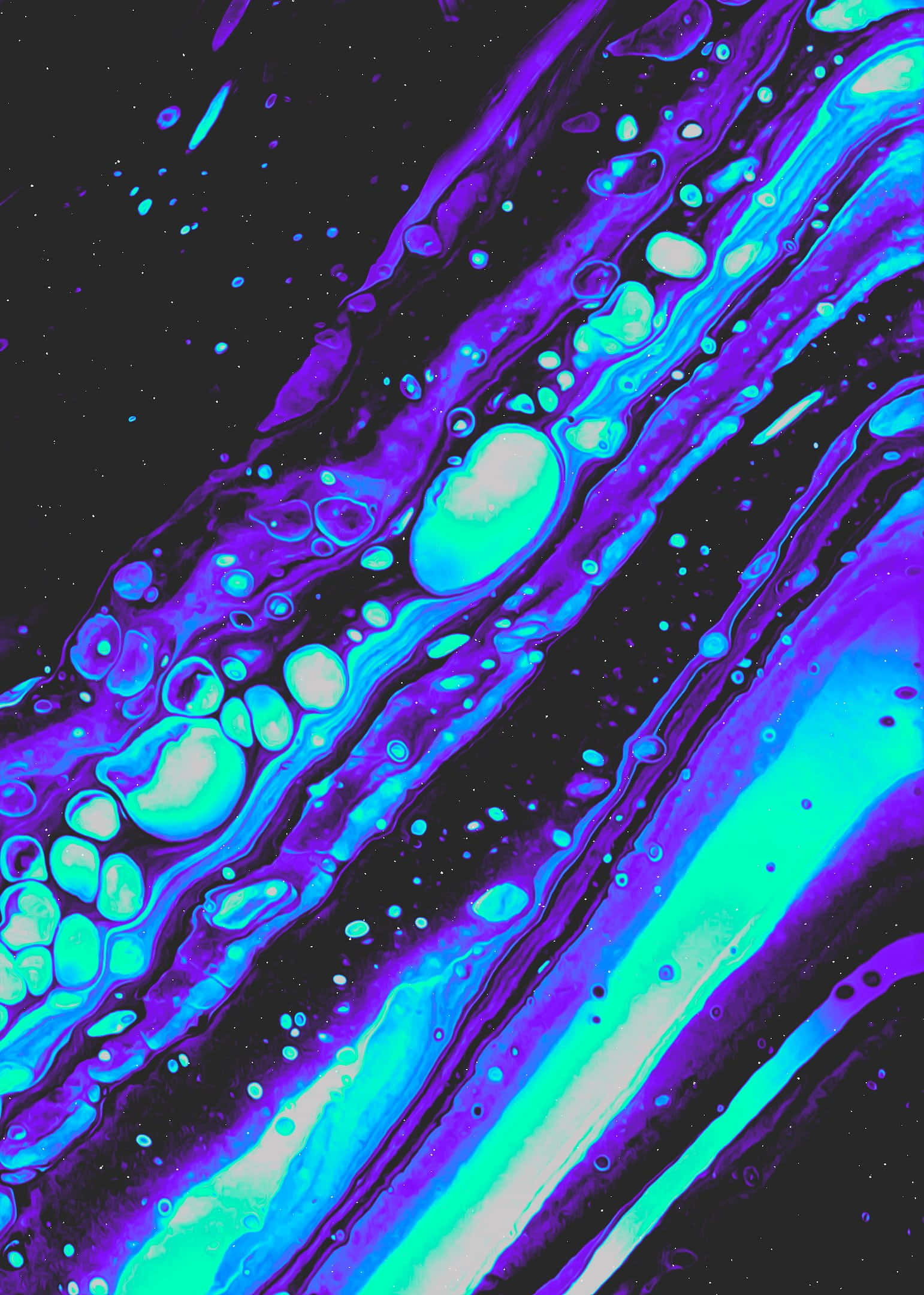 Trippy Art 桌布 壁紙 — 充滿活力的霓虹藍色和紫色液體漩渦在黑色背景上對角流動，帶有發光氣泡。