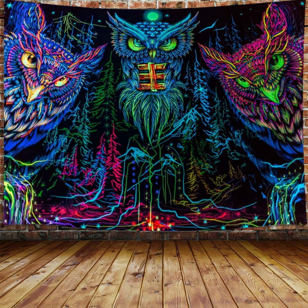 Trippy Animals 桌布 壁紙 — 充滿活力的霓虹貓頭鷹掛毯，帶有發光的眼睛和森林背景，懸掛在木地板上方的磚牆上。