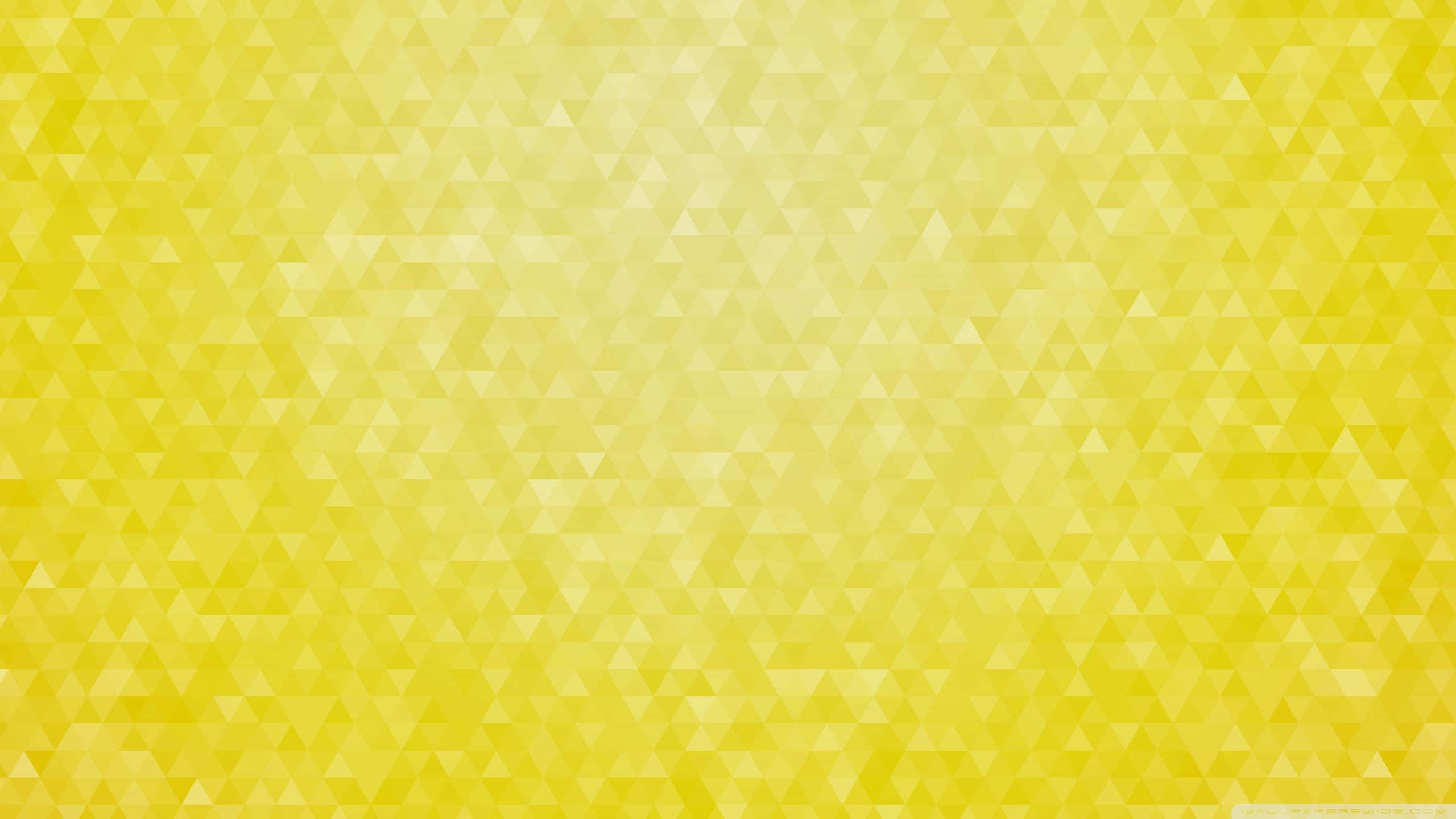 Yellow Geometric 桌布 壁紙 — 充滿活力的黃色抽象牆紙，由柔和的漸變三角形馬賽克圖案組成。