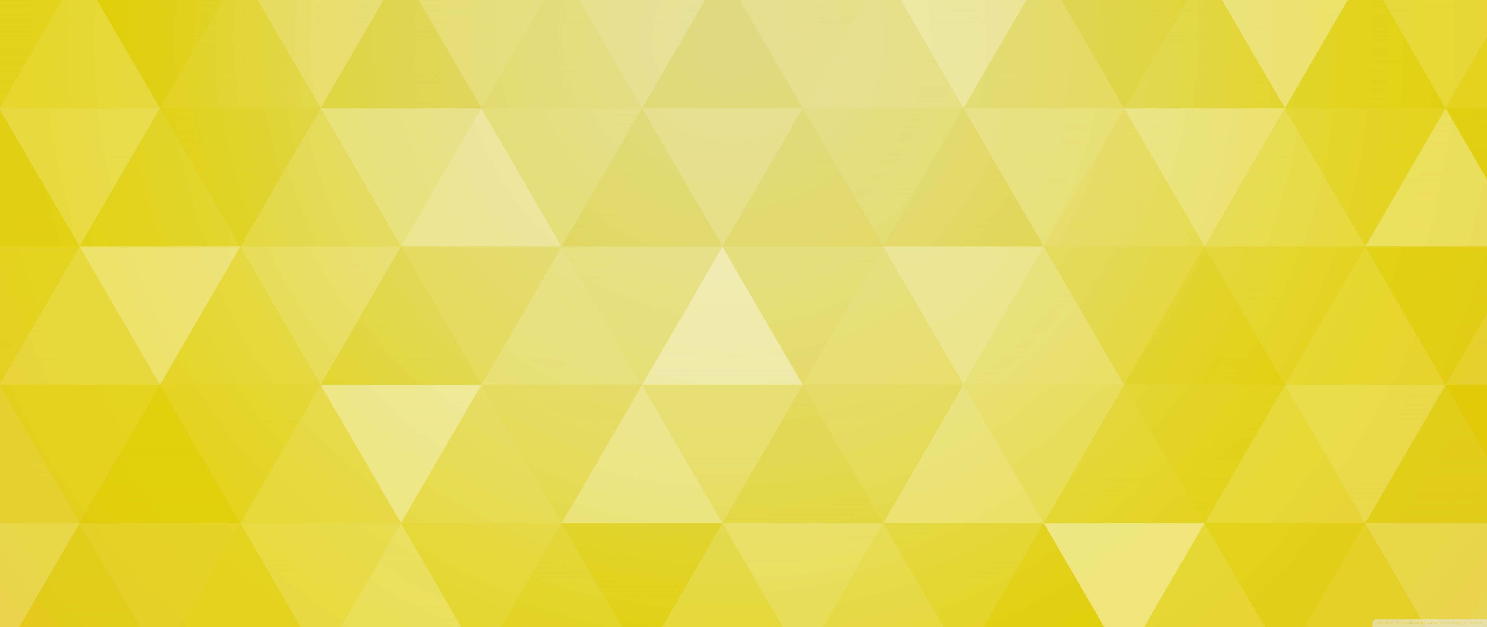 Yellow Geometric 桌布 壁紙 — 充滿活力的黃色抽象牆紙，由重疊的三角形形狀和柔和漸變組成。