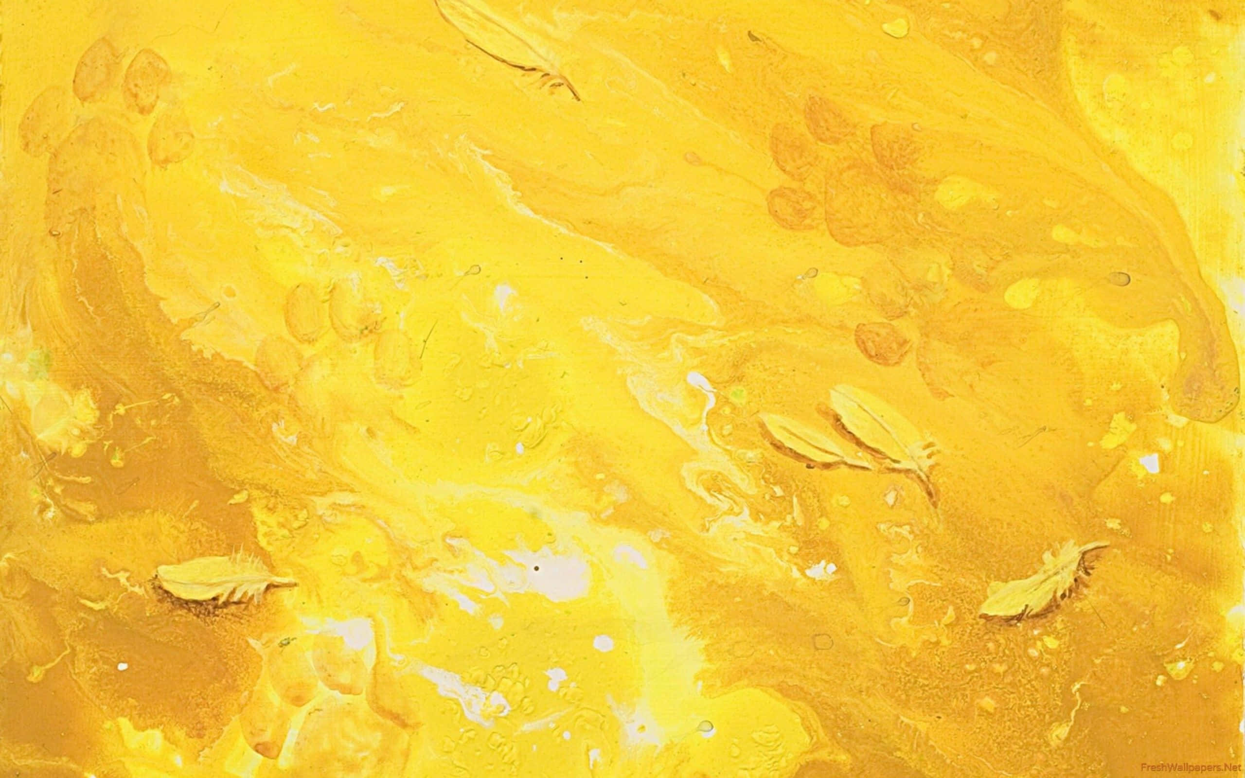 Yellow Abstract 桌布 壁紙 — 充滿活力的黃色抽象畫，帶有漩渦紋理和散落的羽毛狀筆觸。