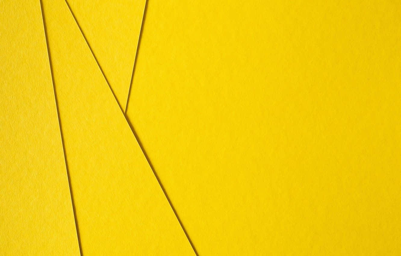 Yellow Geometric 桌布 壁紙 — 充滿活力的黃色紋理紙板以銳利的幾何摺疊排列，營造出大膽的極簡構圖。