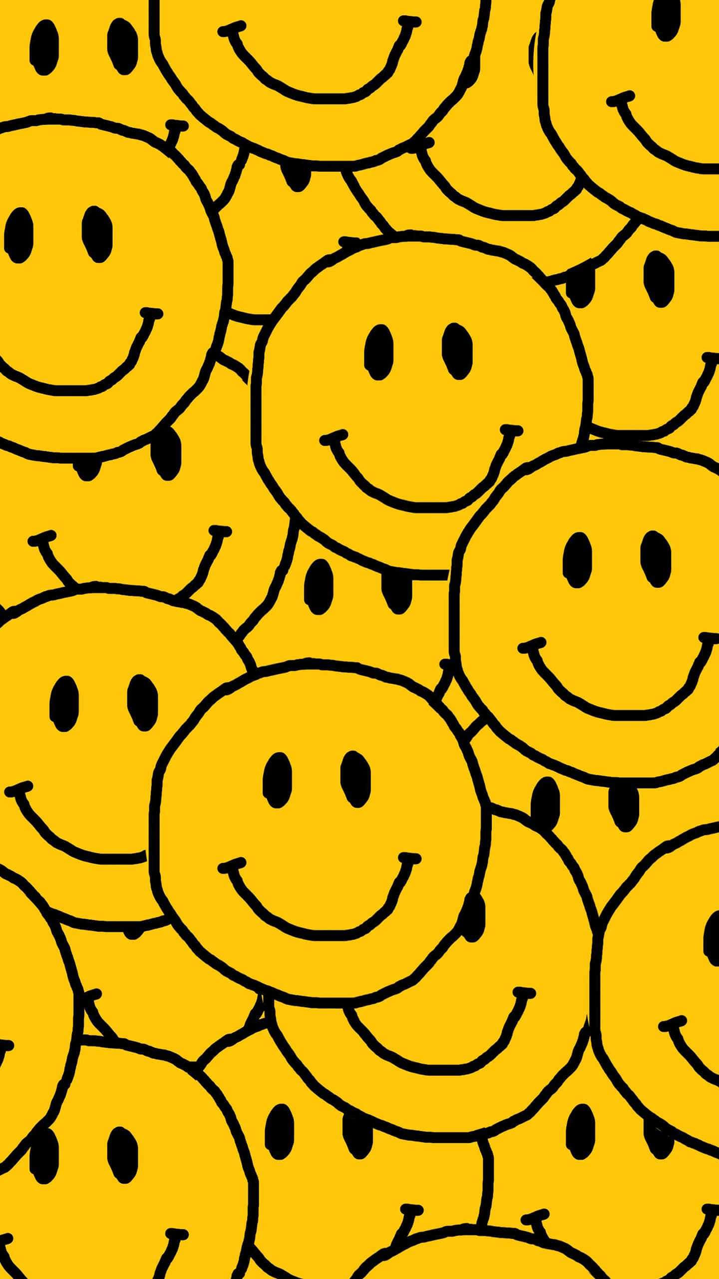 Aesthetic Smiley Face 桌布 壁紙 — 充滿活力的黃色背景，上面有重疊的手繪笑臉，帶有粗黑色輪廓。
